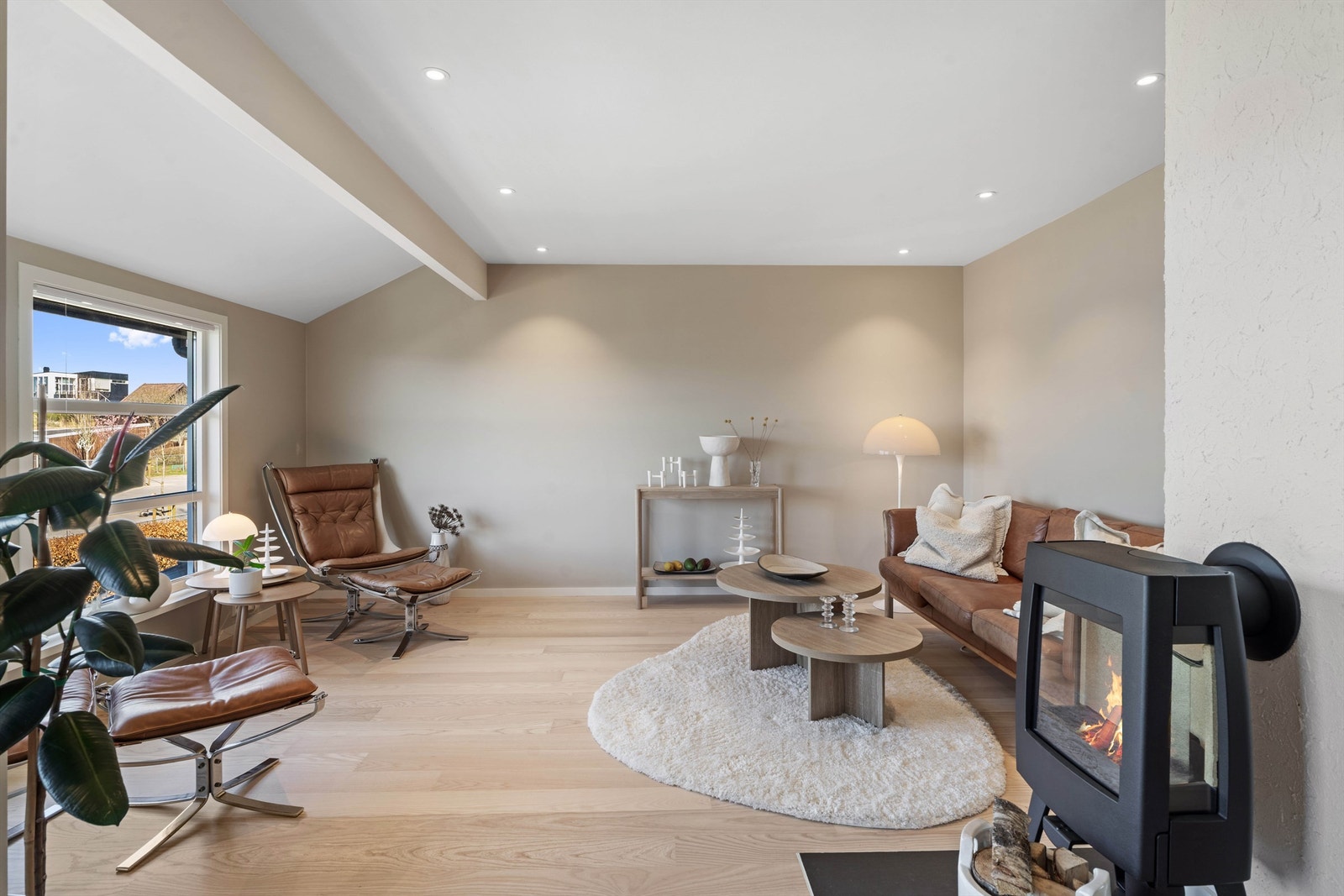 Stuen har LED downlights i taket, som er dimmbare. Galleribilde