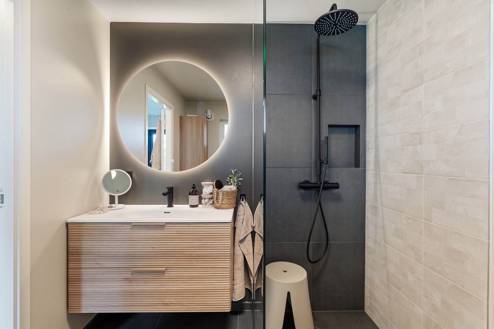 Baderommet har dusjløsning med eksklusiv garnityr (takdusj) fra svenske Tapwell. Det er også etablert praktisk nisje i vegg, for såpe/shampoo. Galleribilde
