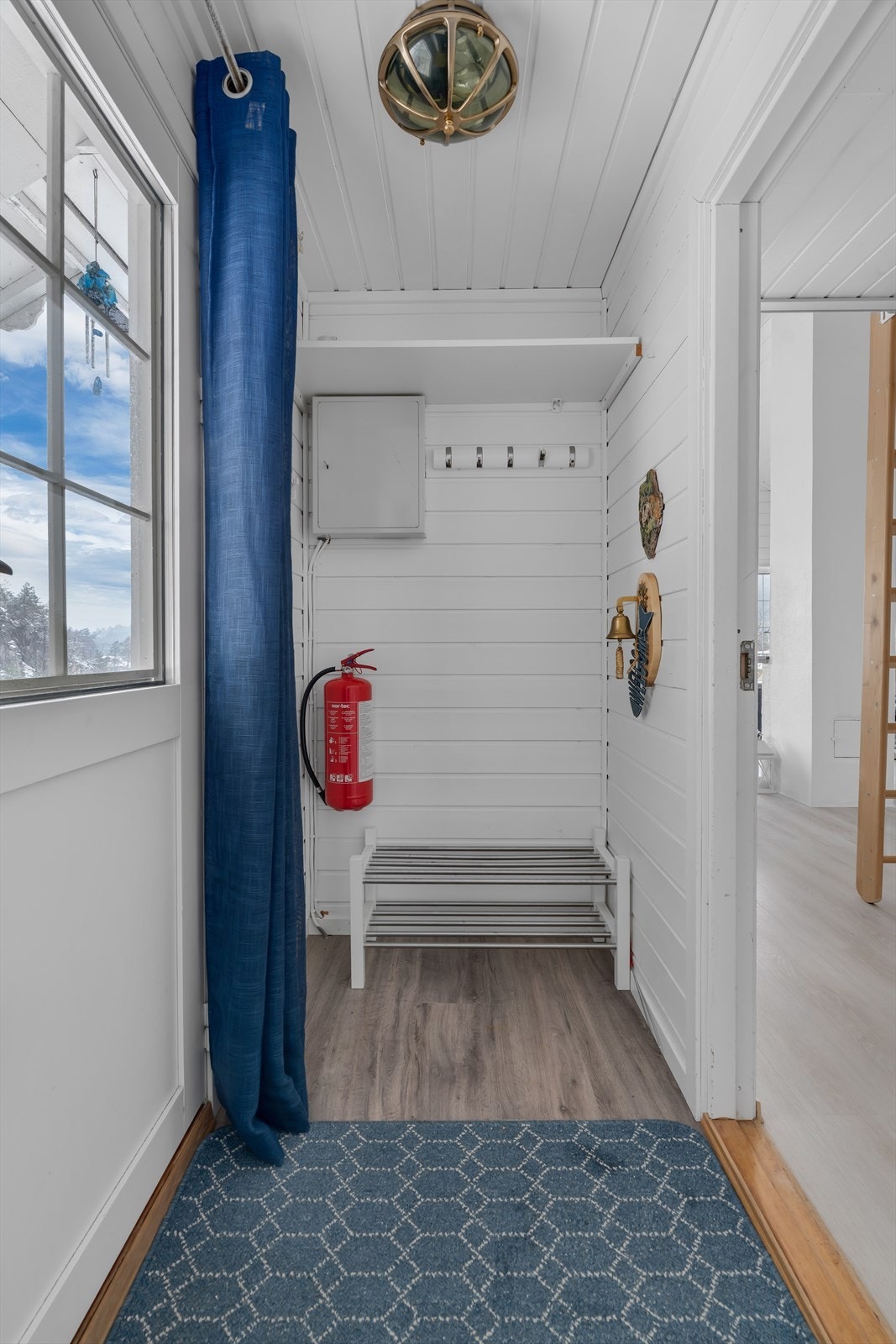 Inngangspartiet har plass for oppbevaring av sko og yttertøy. Galleribilde