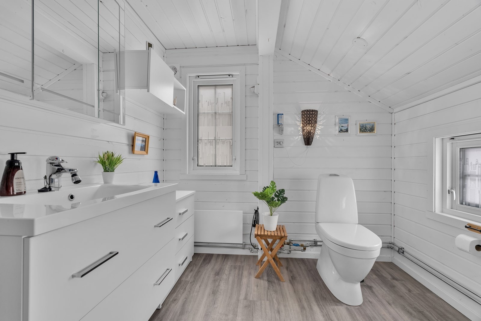 Badet har vinylbelegg på gulvet, type Berry Alloc Pure, som ble lagt av eier i 2024. Oppvarming med panelovn. Galleribilde