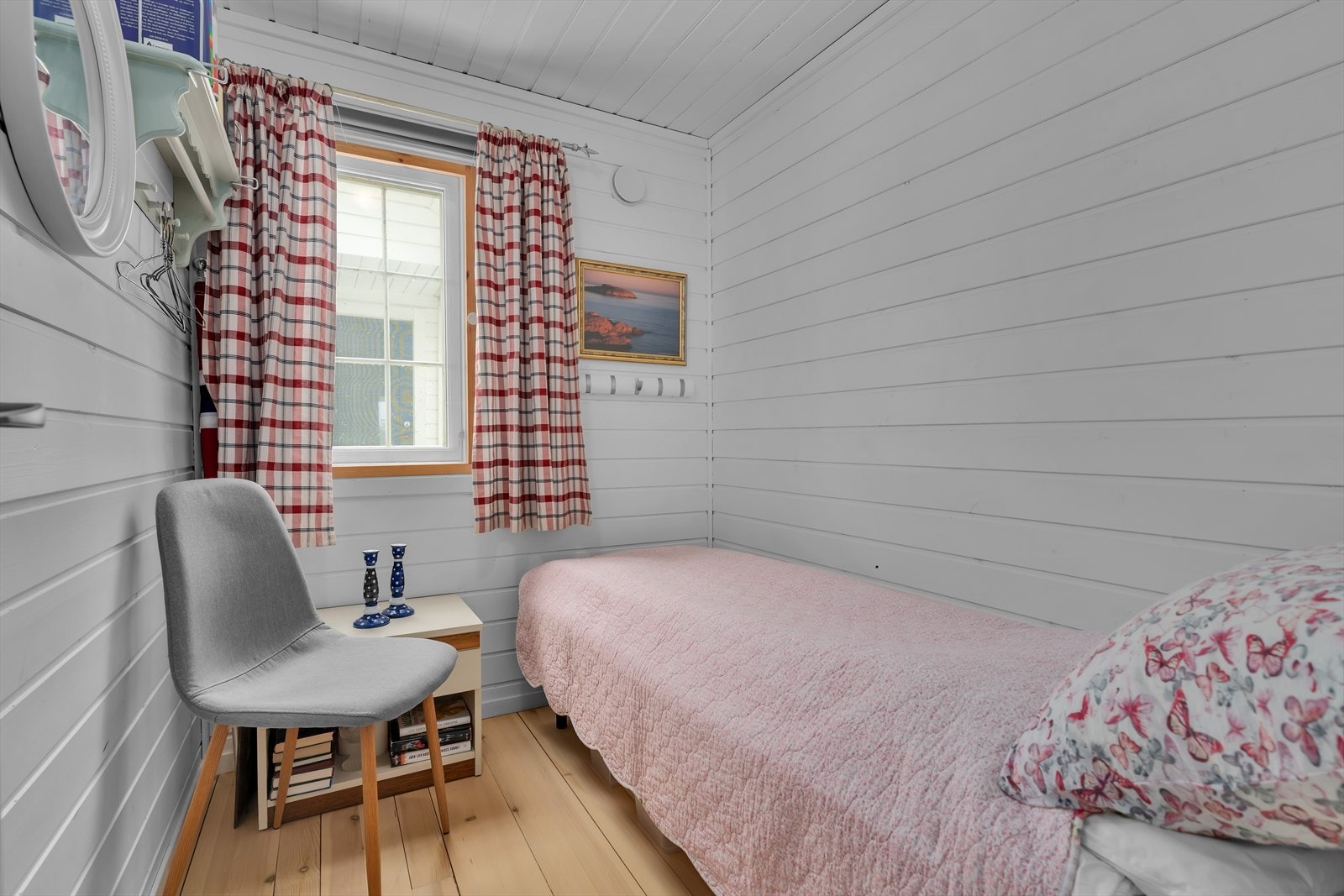 Hytta har tre soverom. Dette rommet har plass til en enkeltseng. Galleribilde