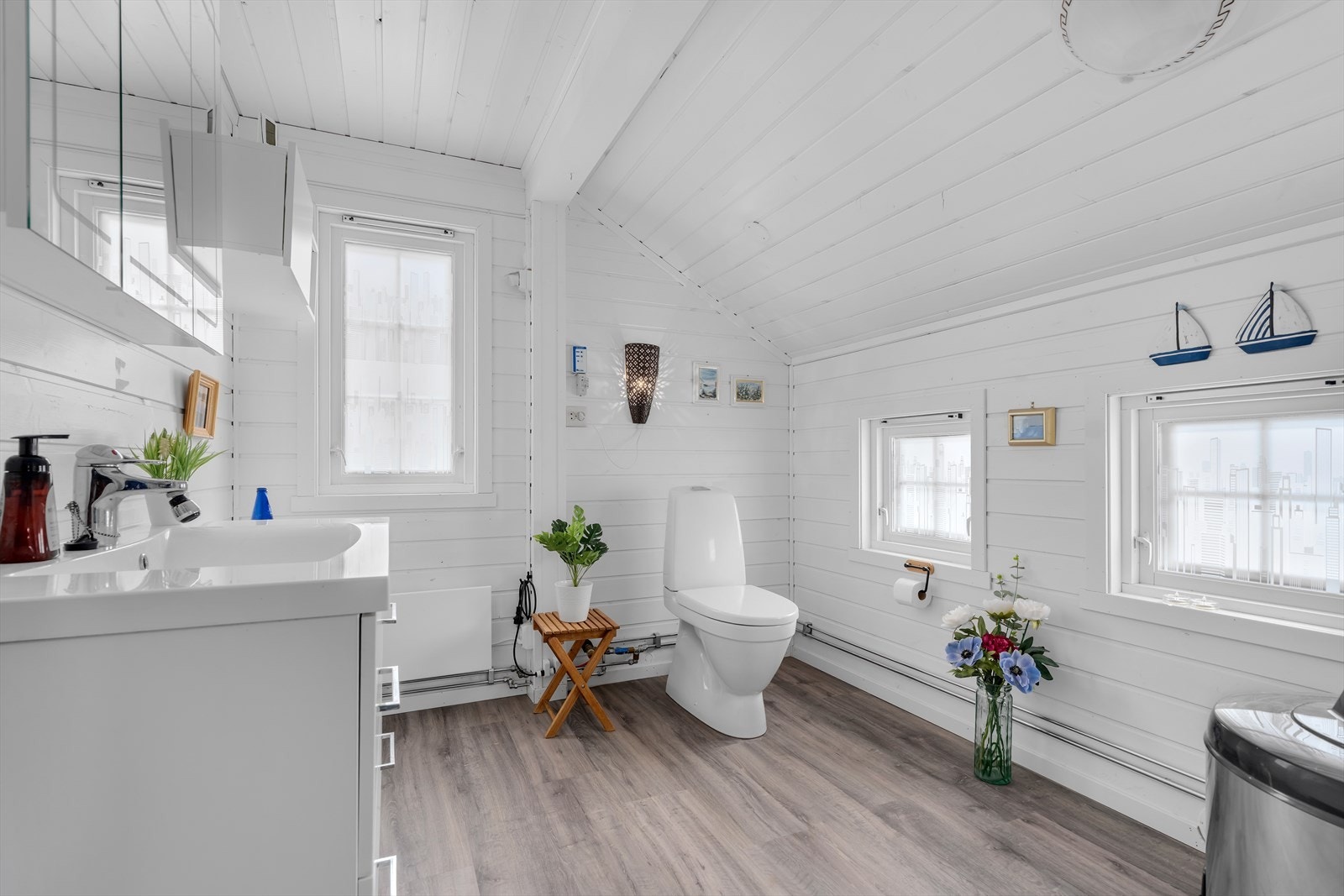 Alle vannrør på badet ligger åpent. Innvendige vannledninger på badet er av kobber fra 2013. Galleribilde