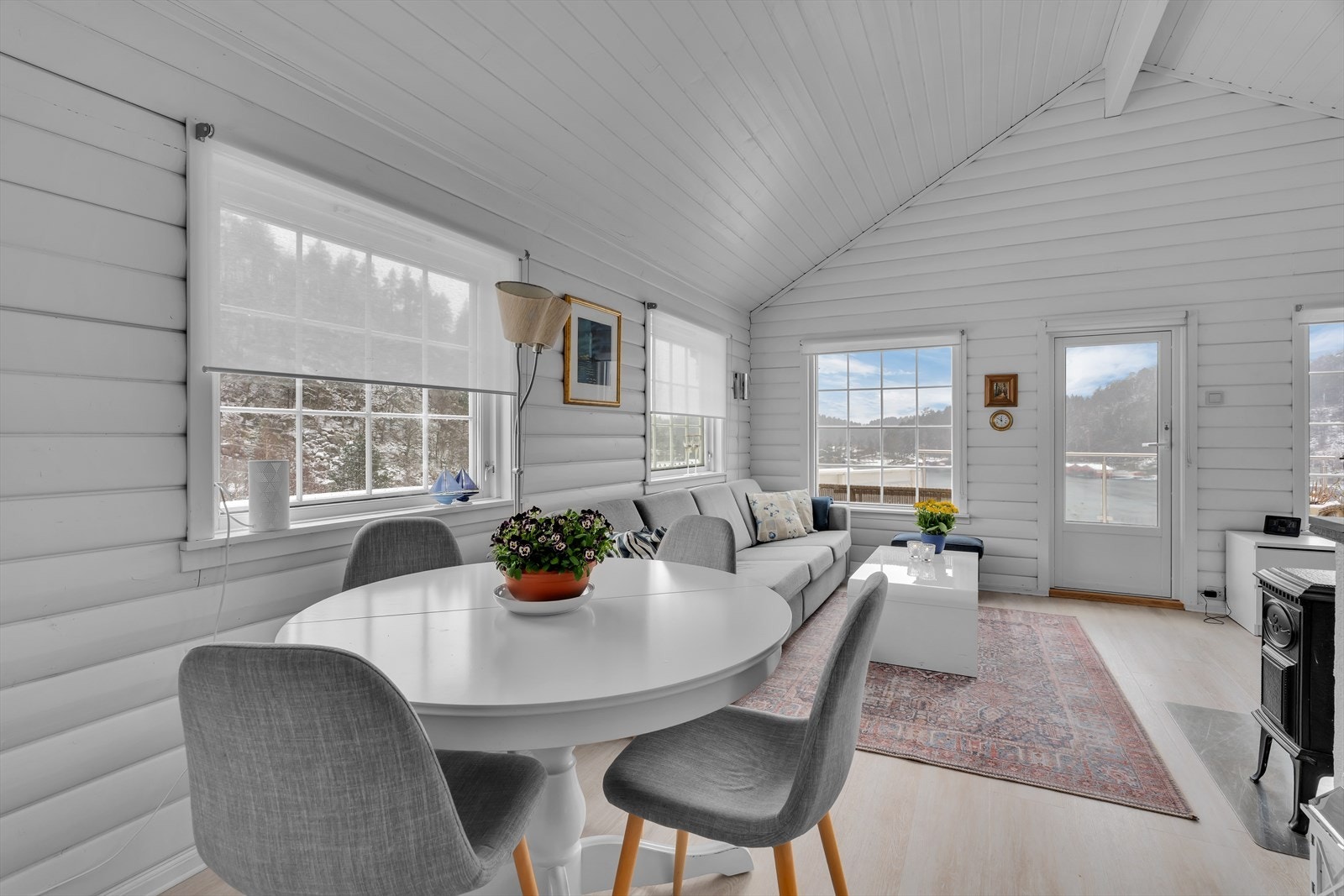 Spiseplassen har vinduer mot to sider. Galleribilde