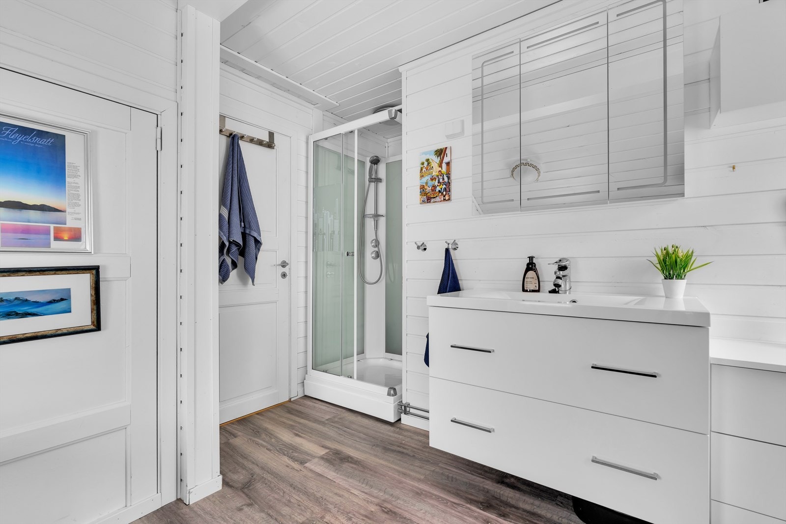 Badet er fra 2013 og er innredet med dusjkabinett og servant med underskap. Rommet har mekanisk avtrekk. Galleribilde