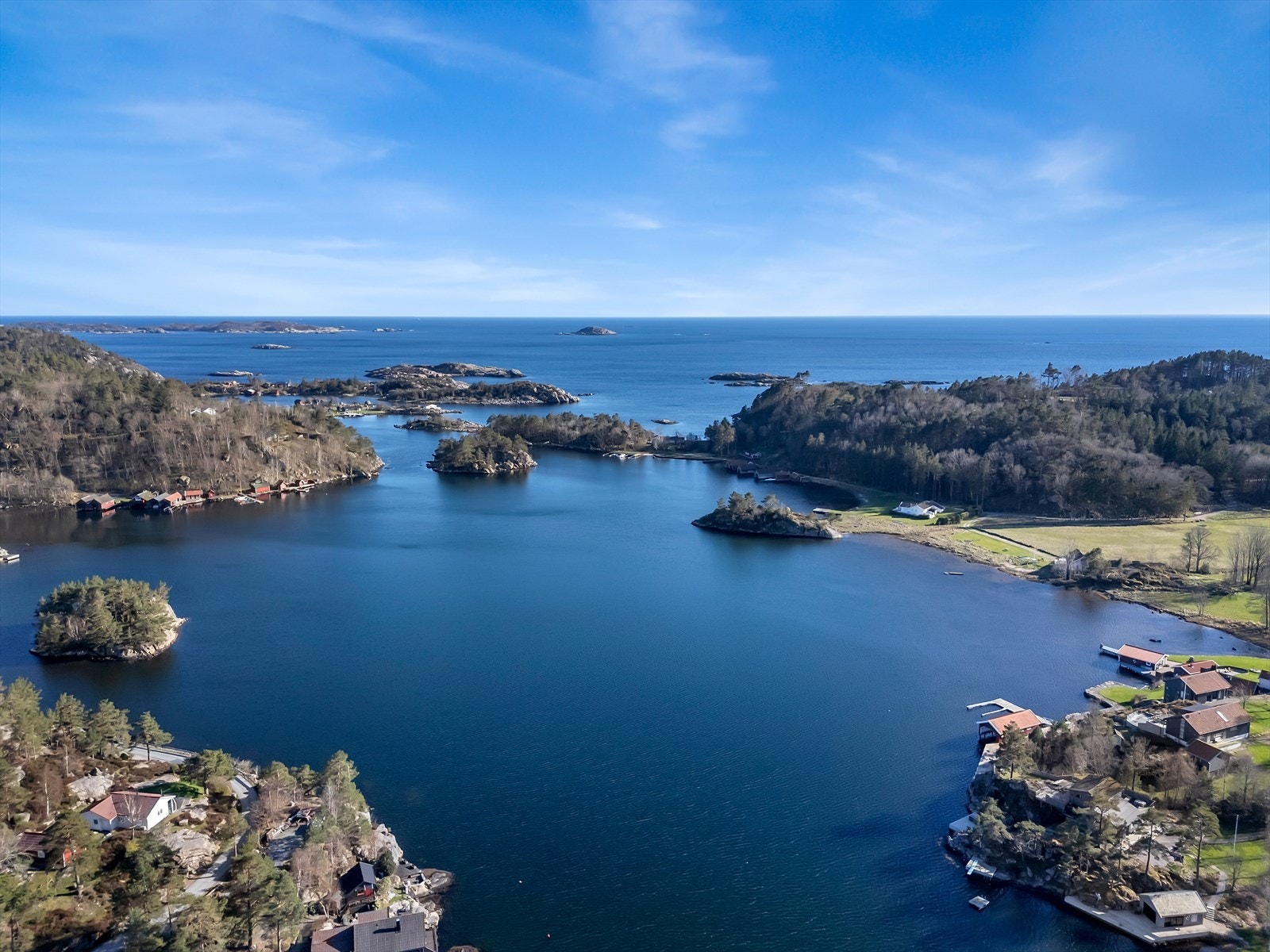 Fra hytta er det kort vei ut til den flotte skjærgården. Galleribilde