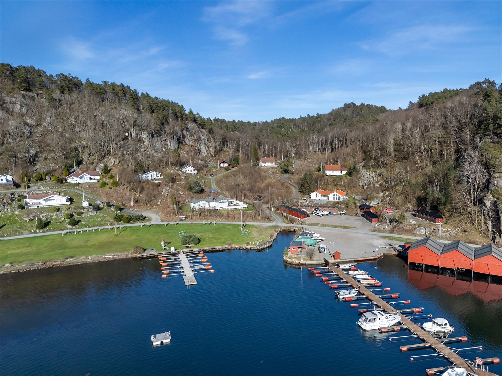 Oversikt over hyttefeltet og båthavnene. Galleribilde