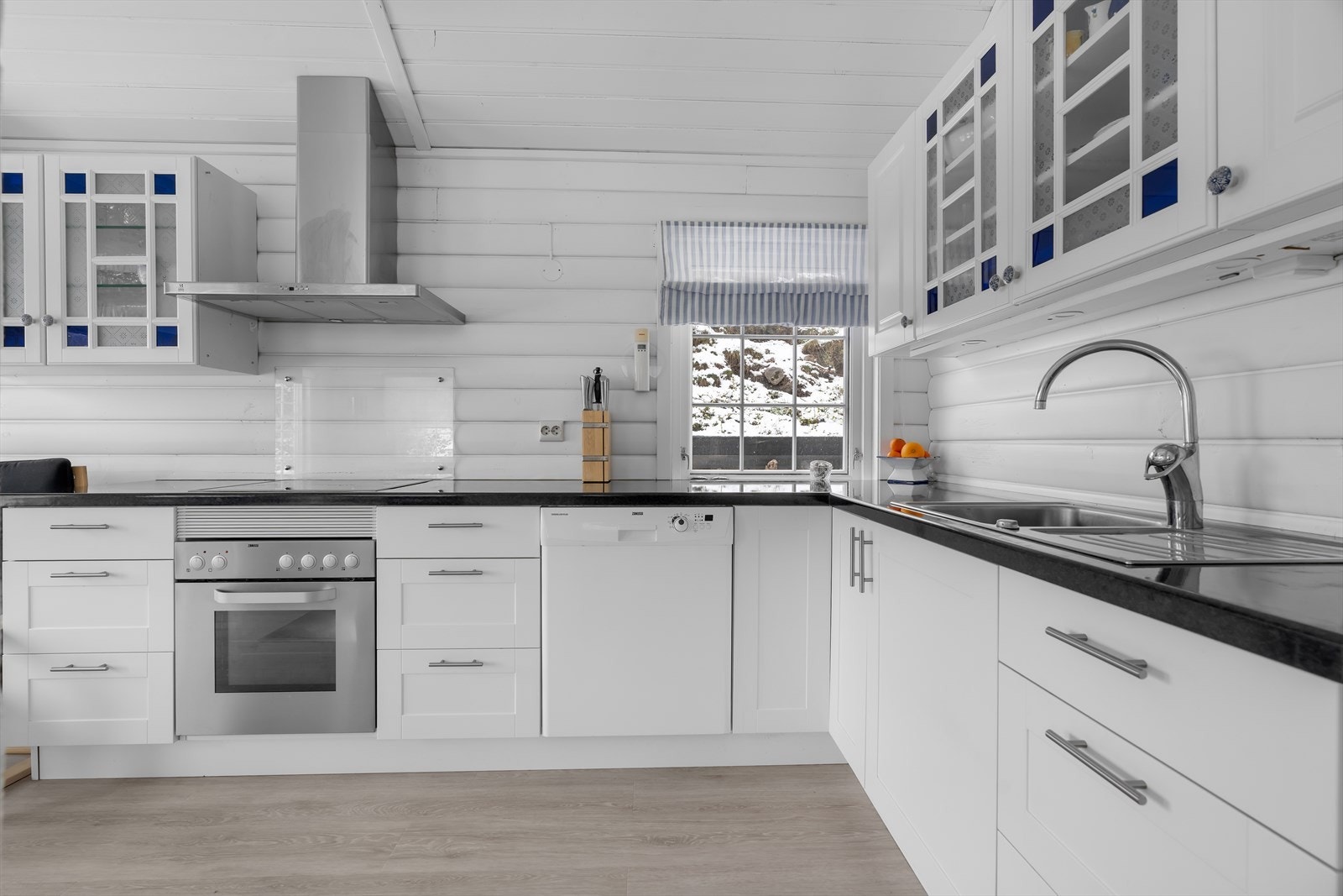 Kjøkkeninnredningen er fra 2013 og er utstyrt med kjøkkenventilator med avtrekk ut. Galleribilde