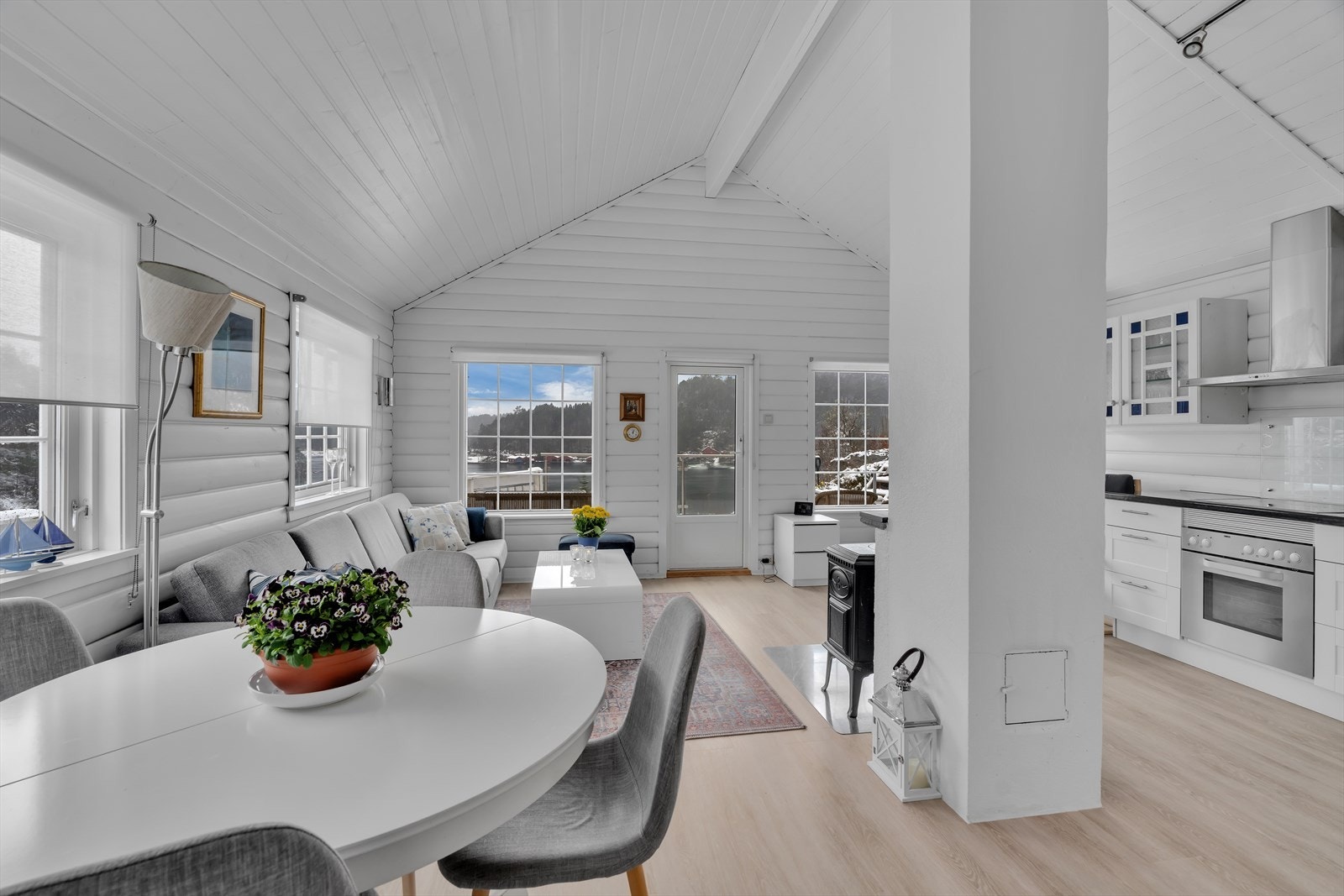 Stue og kjøkken i en åpen løsning, skapt ved at en vegg er fjernet. Dette gir en sosial og luftig atmosfære. Galleribilde