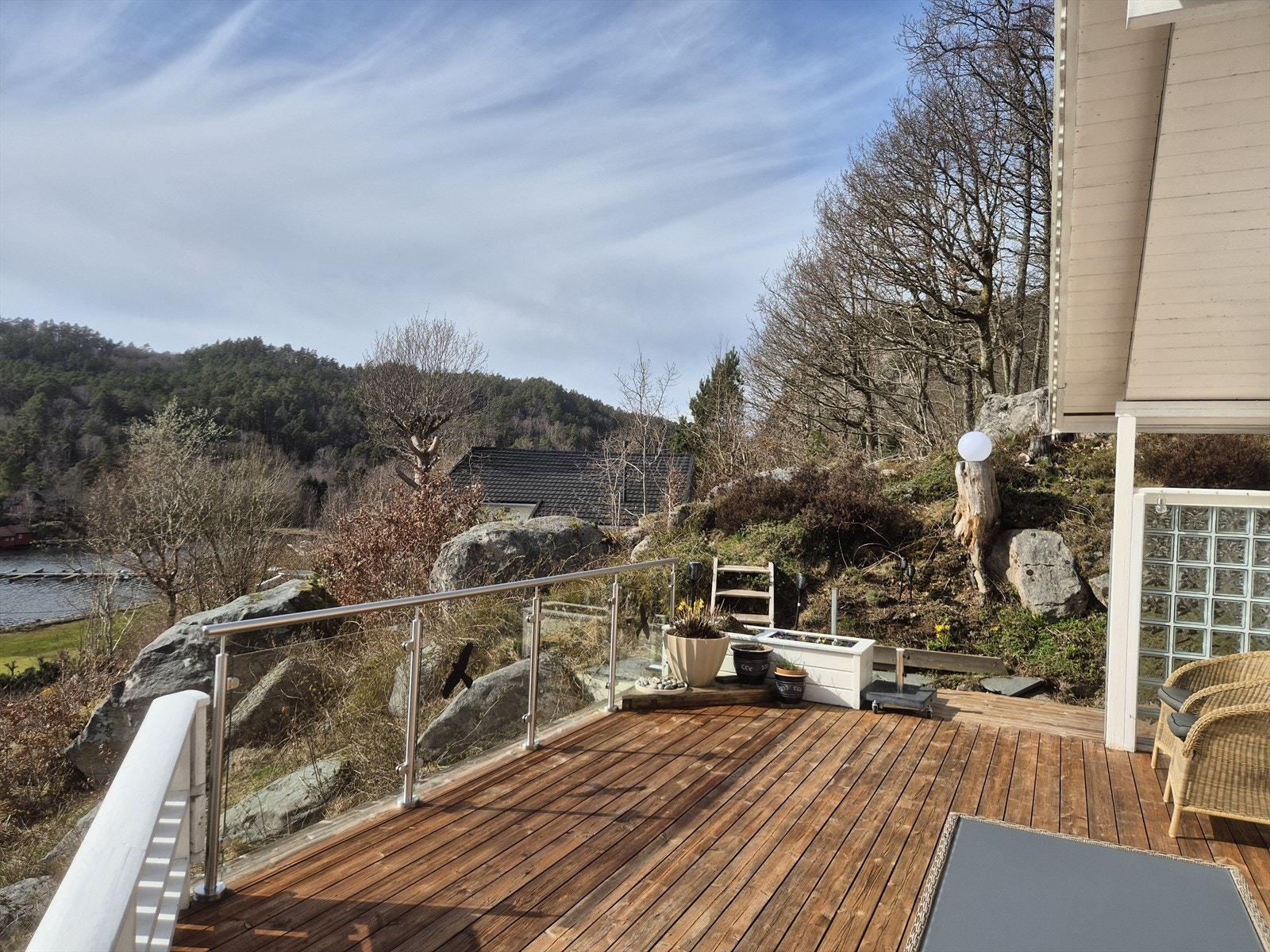 Terrassen er delvis bygget inn i det naturlige terrenget. Galleribilde