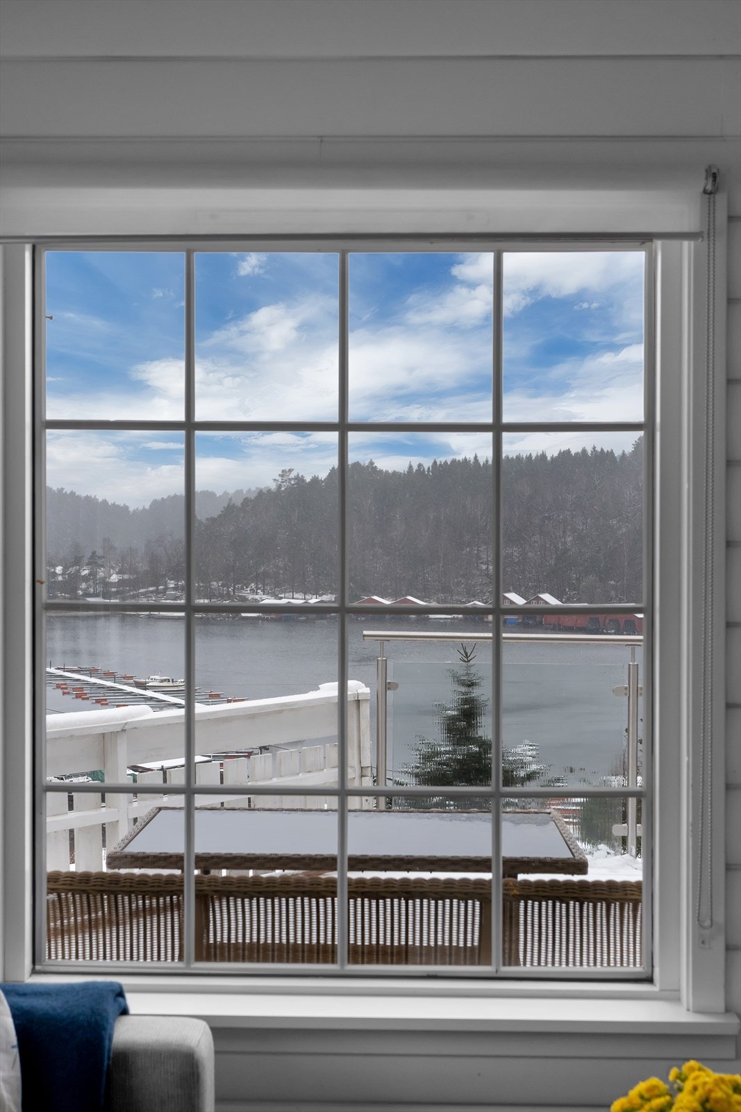 Utsikt mot sjøen og båthavnene fra stuevinduet. Galleribilde