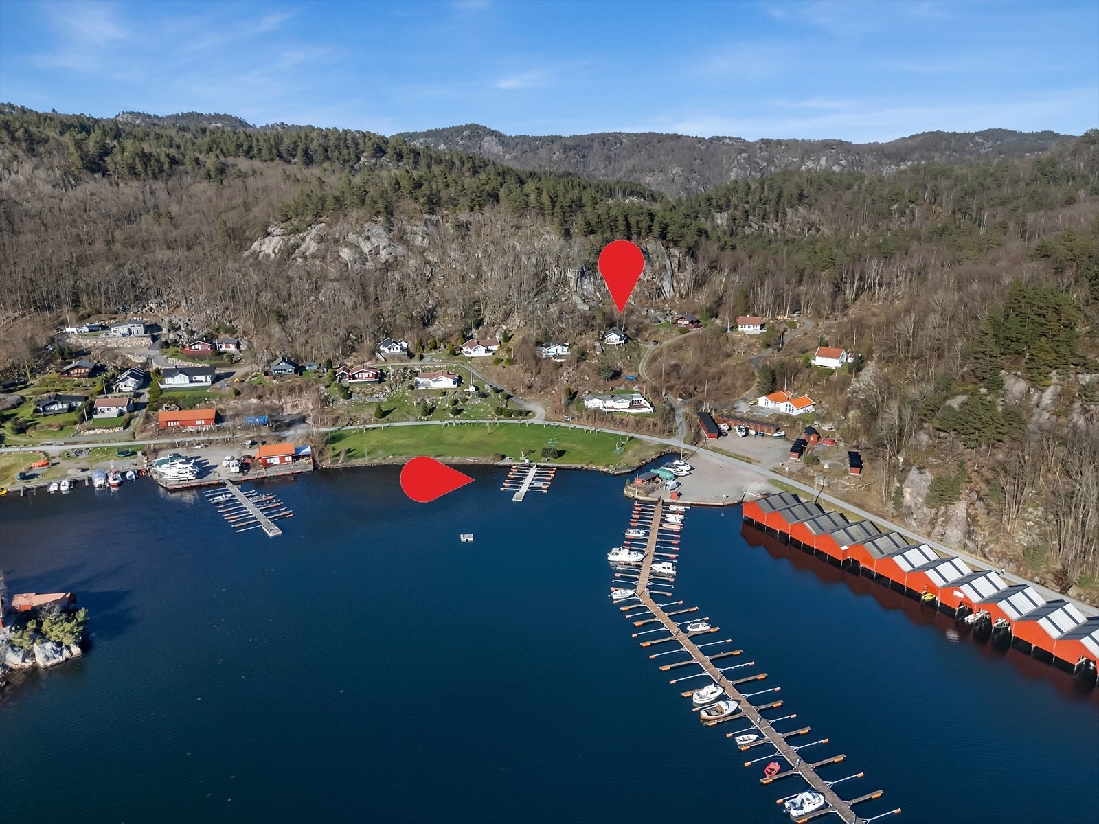 Eiendommen er markert med rød pin. En eventuell båtplass er markert med en separat pin. Galleribilde