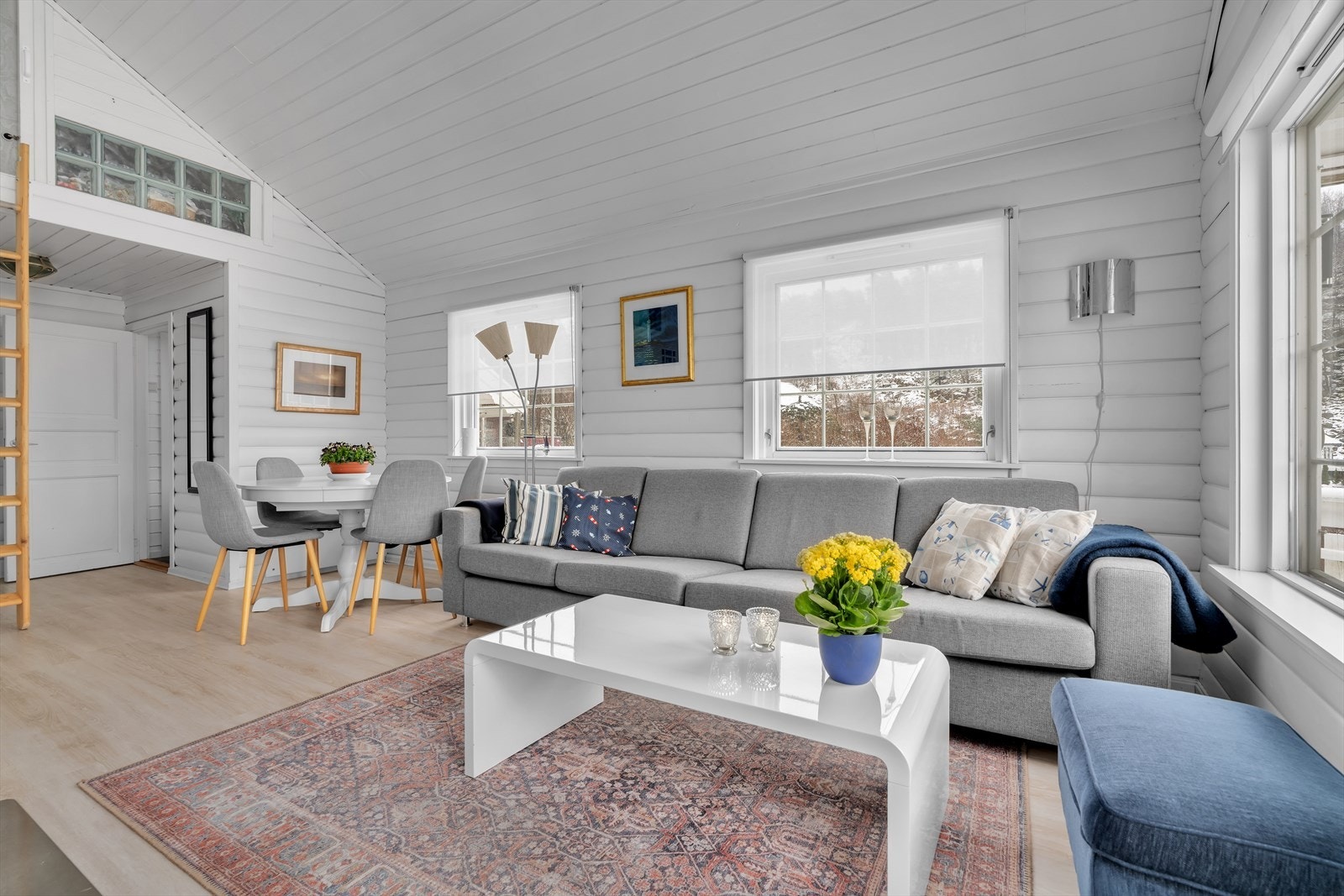 Stuen har god plass til en romslig sofagruppe. Galleribilde