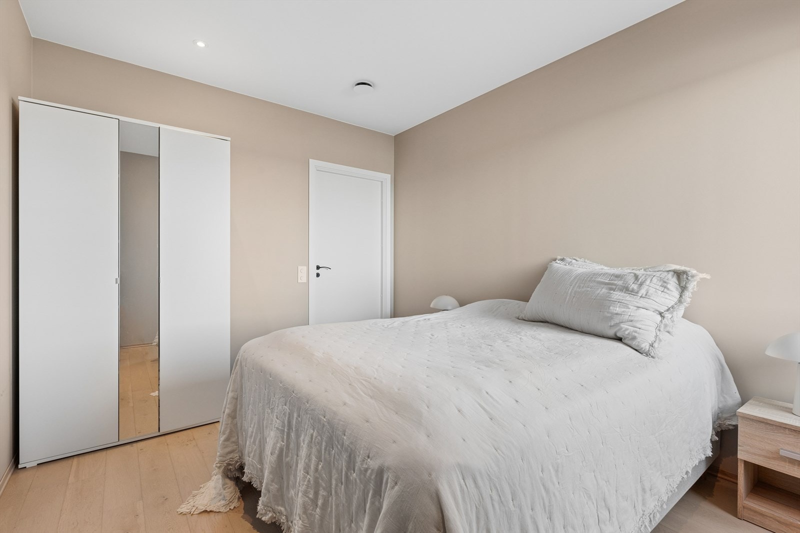 Stort hovedsoverom med god plass til garderobe Galleribilde