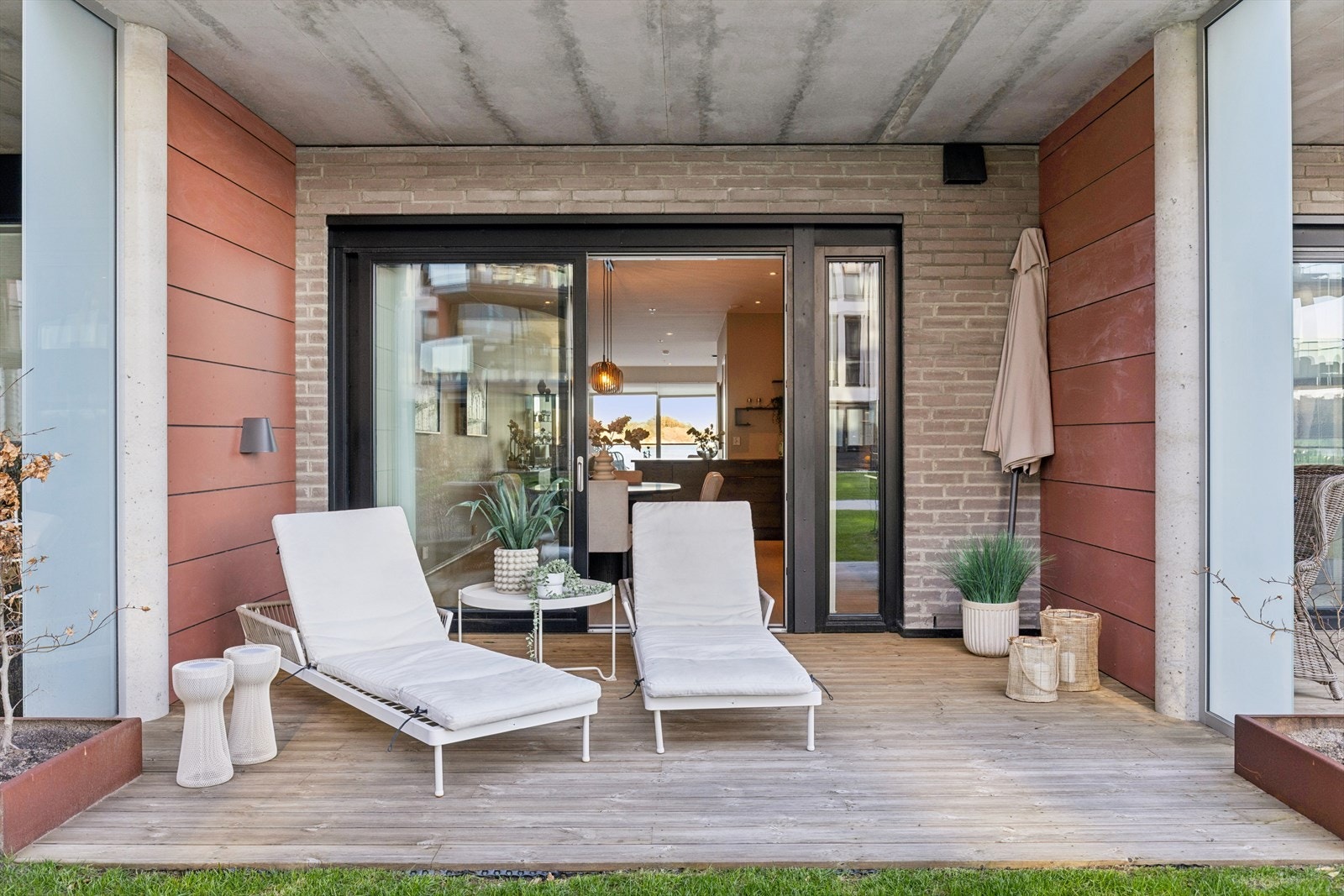 Terrasse på begge sider av leiligheten Galleribilde