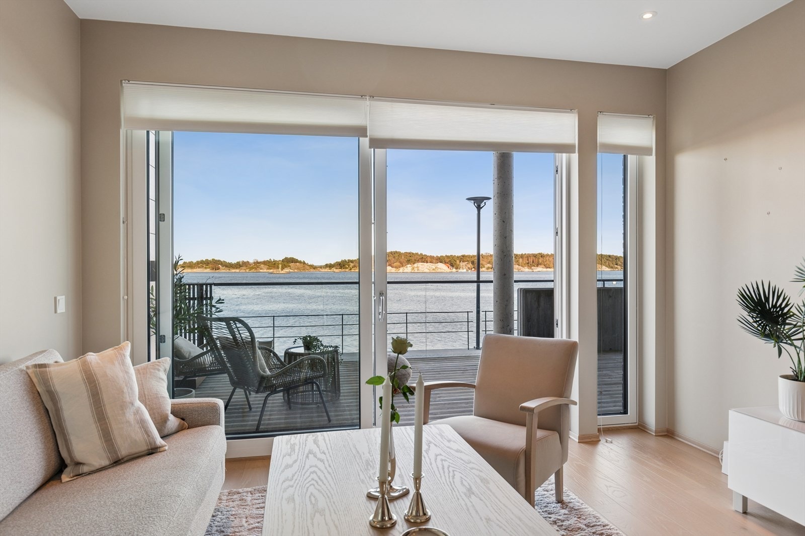 Utgang til terrasse gir enkel tilgang til uteområdet fra stuen. Galleribilde