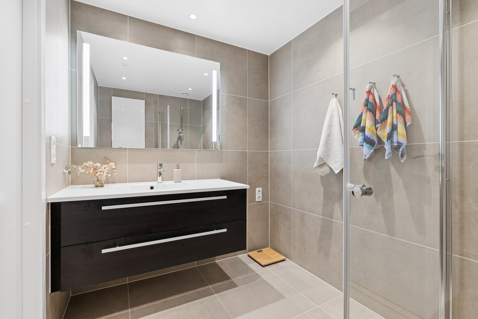 Badet har flislagte vegger og gulv, samt oppvarming med vannbåren varme for økt komfort Galleribilde
