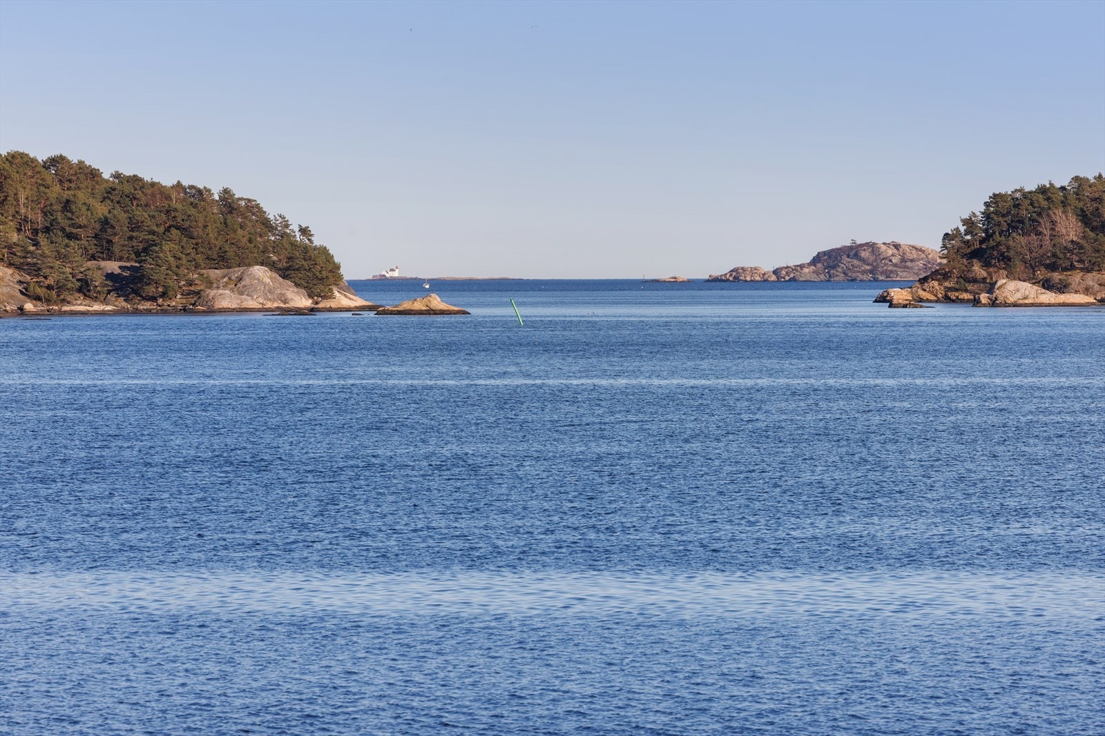 Nærområdet byr på vakker utsikt over skjærgården og omkringliggende natur Galleribilde