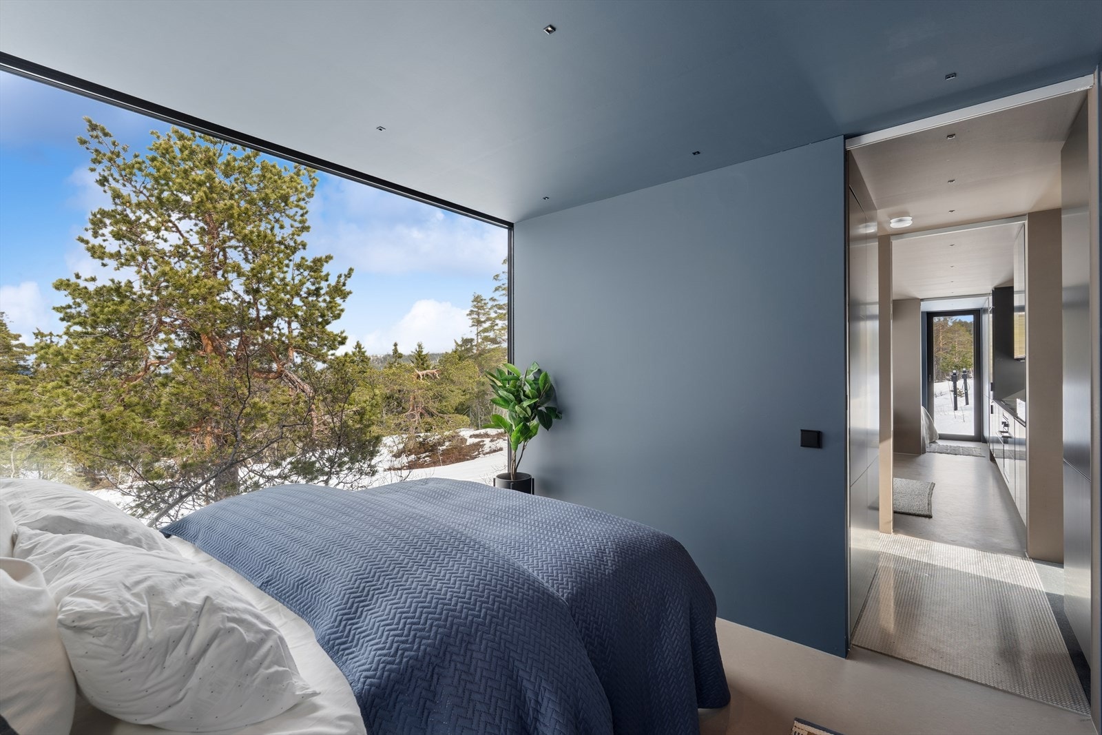 Det er skyvedør mellom soverom og gang. Galleribilde