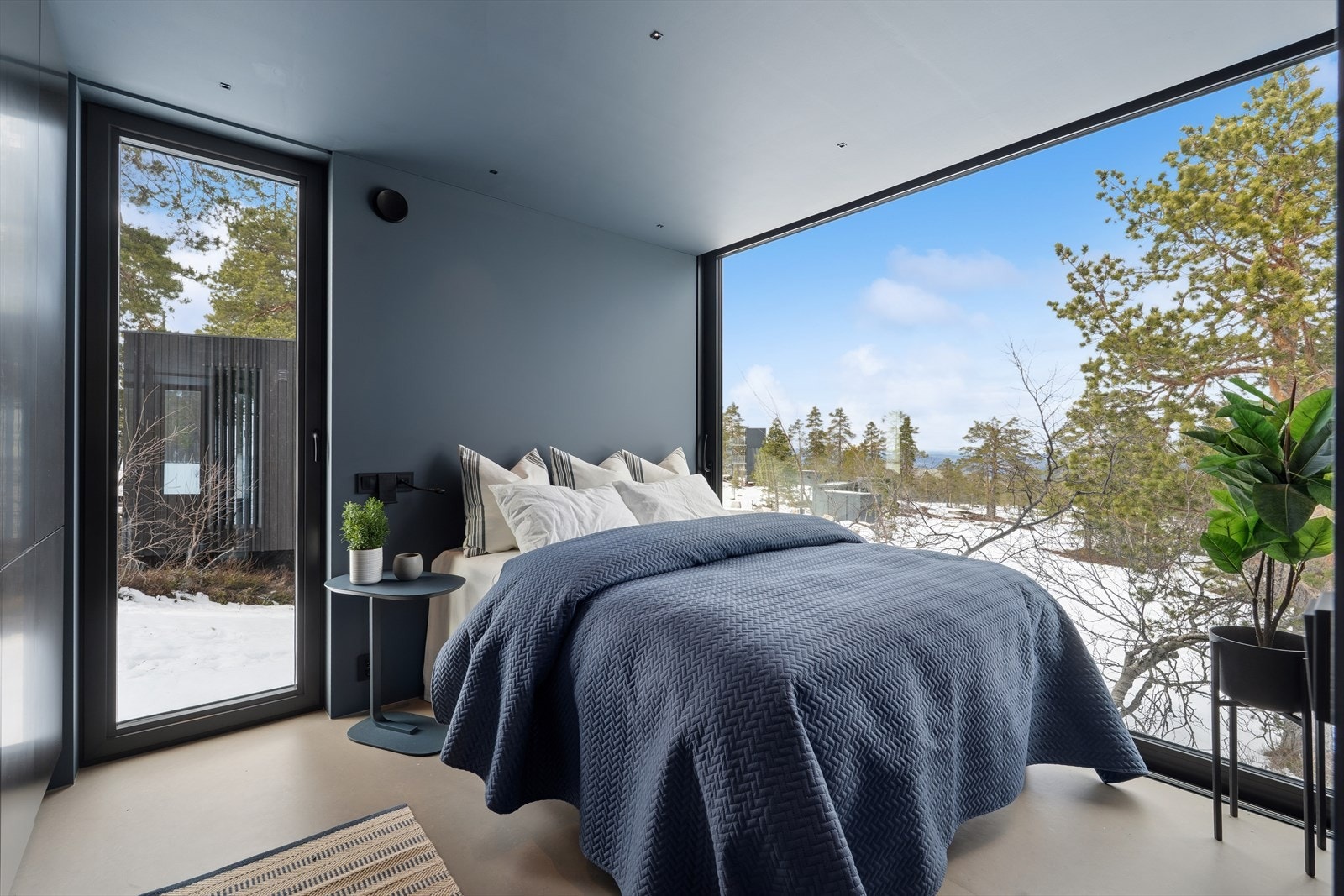 Soverom med store vinduer og rolig atmosfære - våkn opp til utsikt mot Blefjells vakre natur. Galleribilde