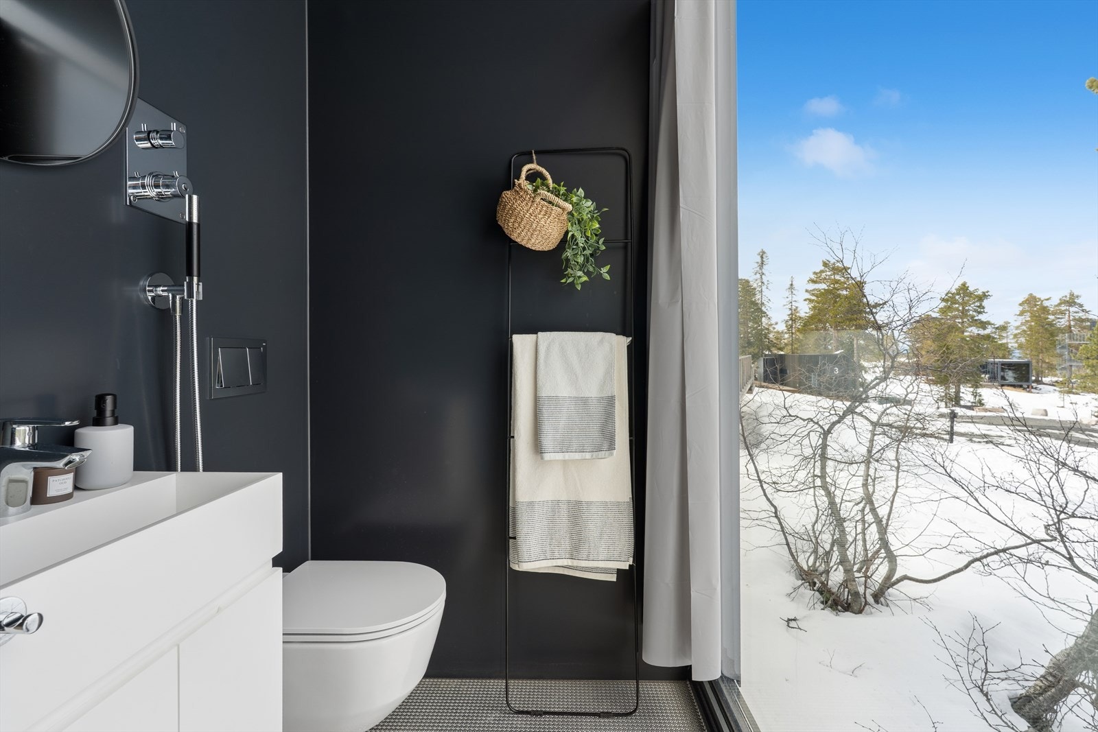Lite og delikat bad med dusj, servant og wc. Galleribilde