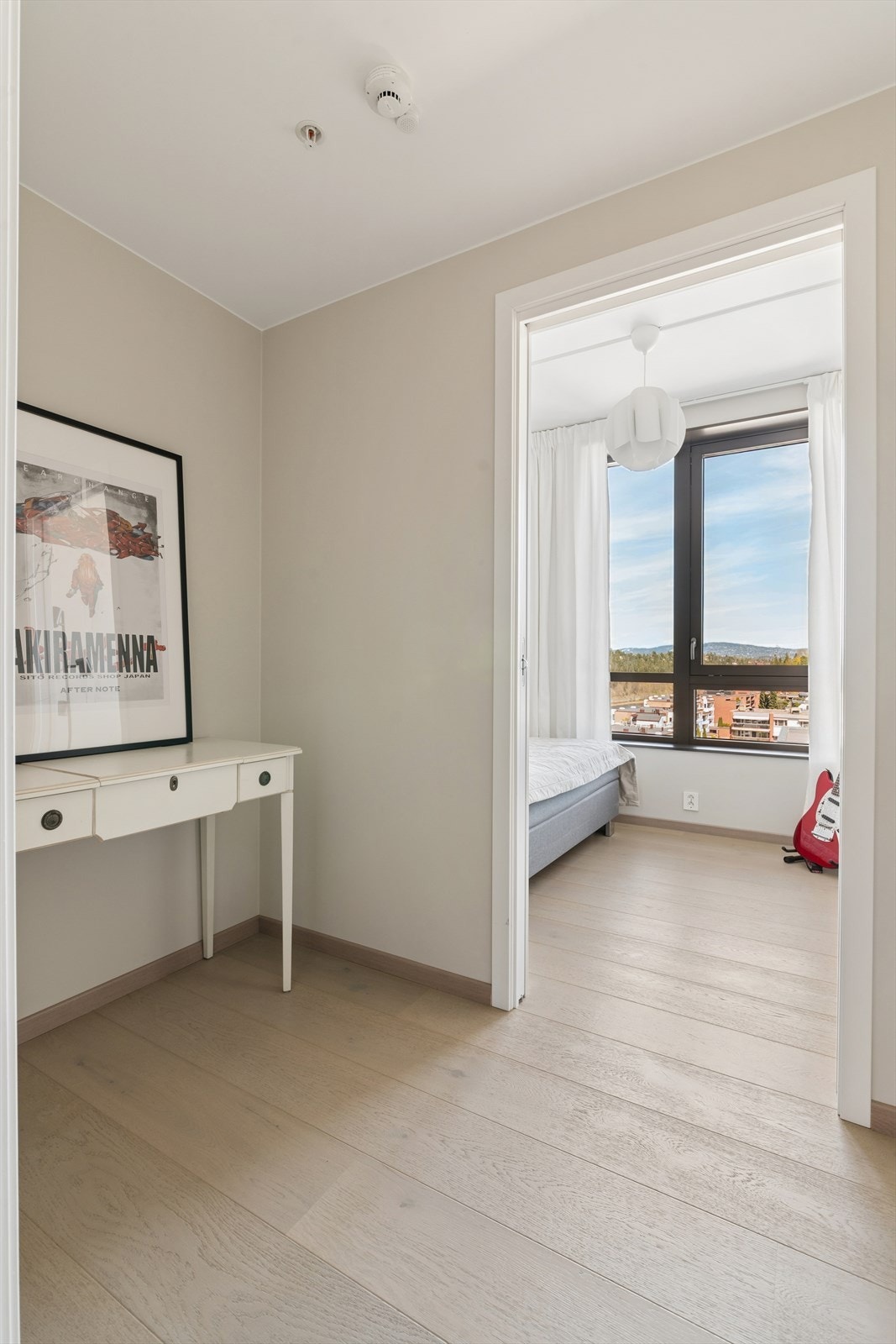 Soverom 2 har et praktisk "forværelse" som egner seg godt som kontor, walk-in garderobe eller annet, noe som gir ekstra fleksibilitet i hverdagen. Galleribilde