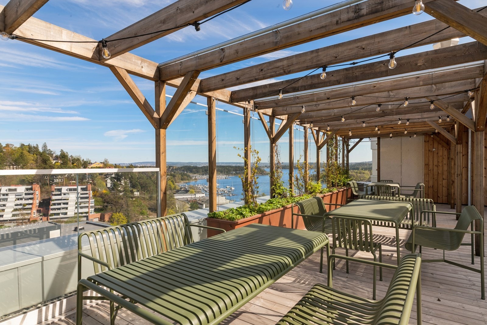Alle leiligheter har bruksrett til felles takhage på plan 6 og felles takterrasse på plan 14. Galleribilde