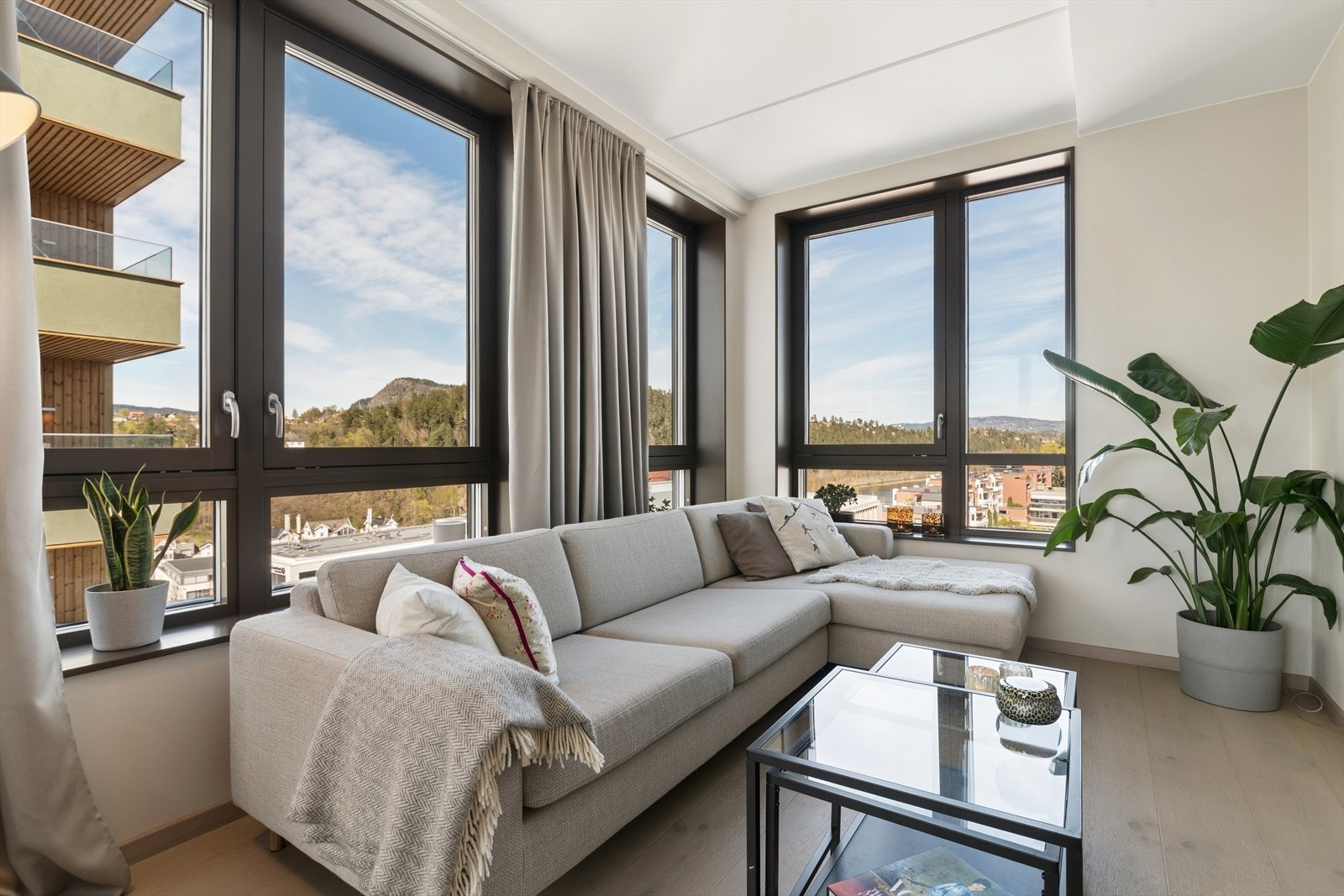 Fra sofaen har du flott utsikt mot Holmenkollen Galleribilde