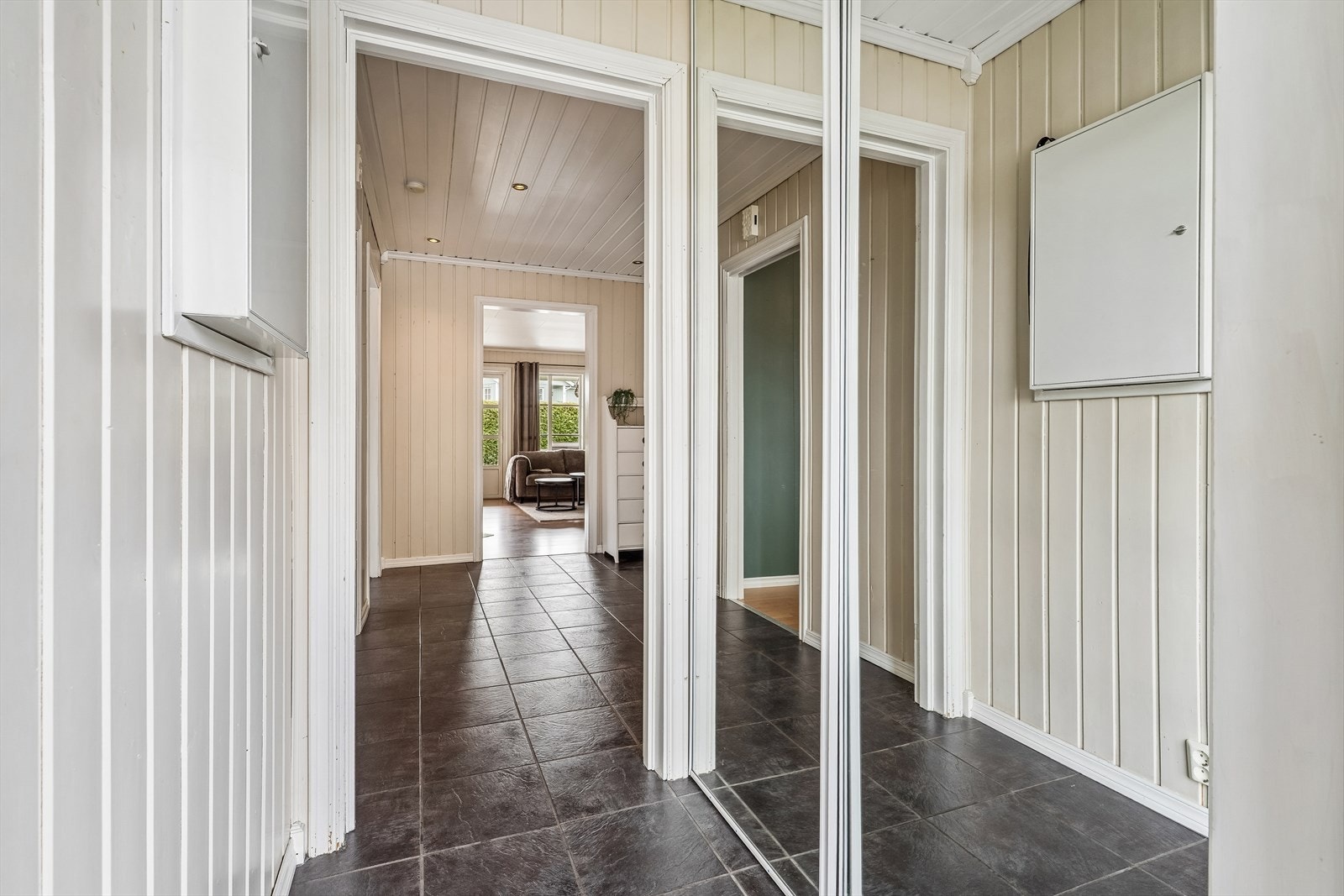 Entré med skyvedørsgarderobe Galleribilde