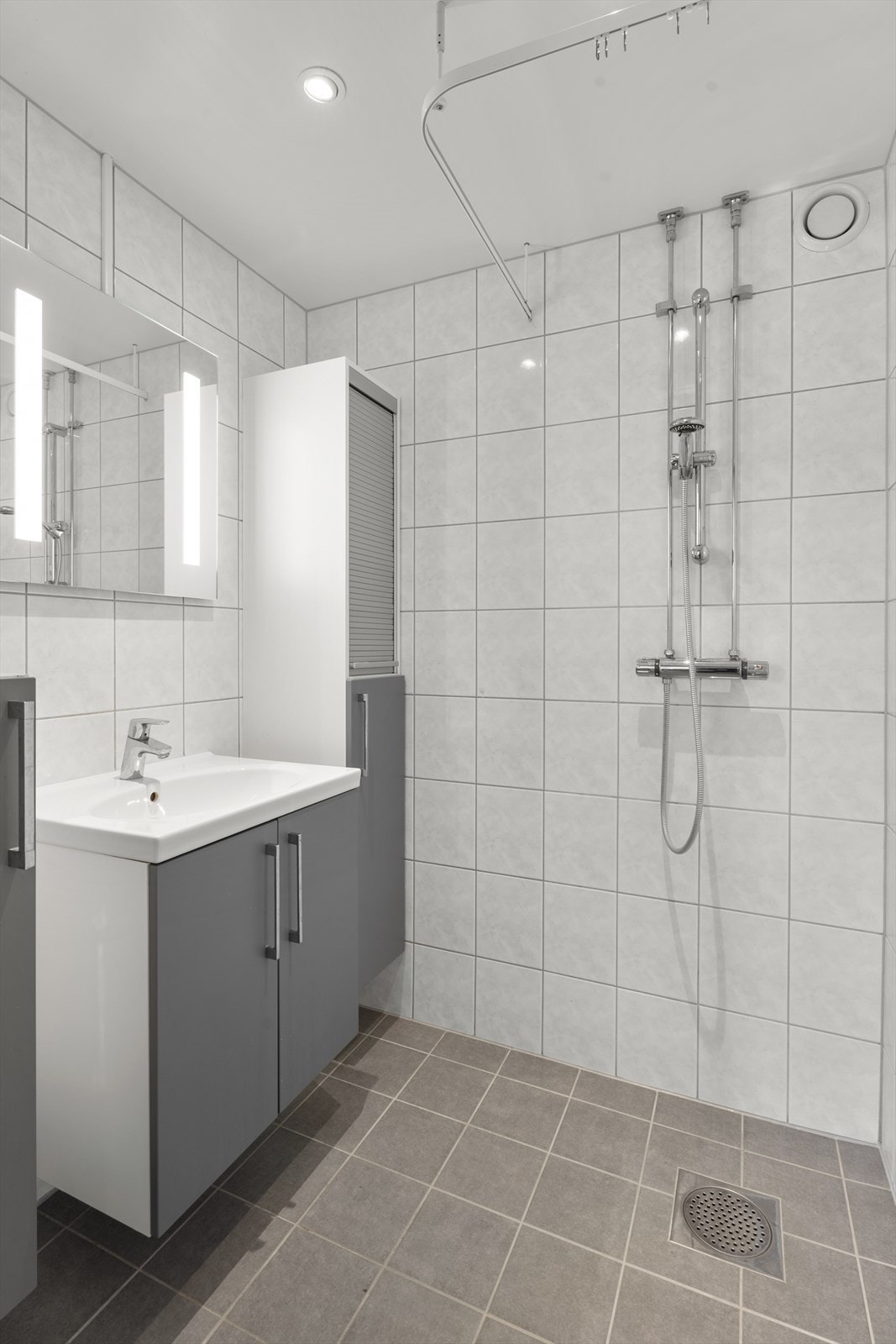 Badet har flislagte overflater, elektriske varmekabler i gulvet og mekanisk avtrekk. Galleribilde