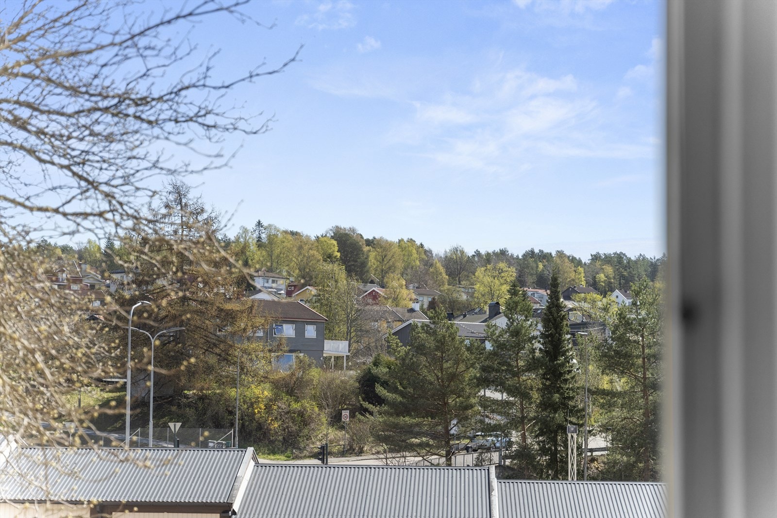Eiendommen er omgitt av grønne områder som skaper en harmonisk ramme. Galleribilde