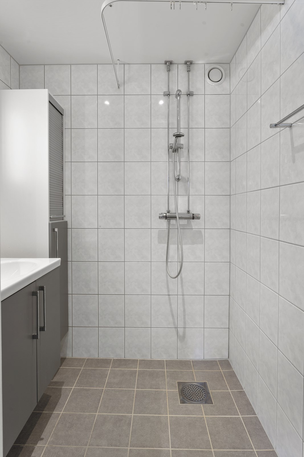 Badet ble oppgradert i regi av borettslaget i 2015 og har dusjvegger og nedfelt servant. Galleribilde
