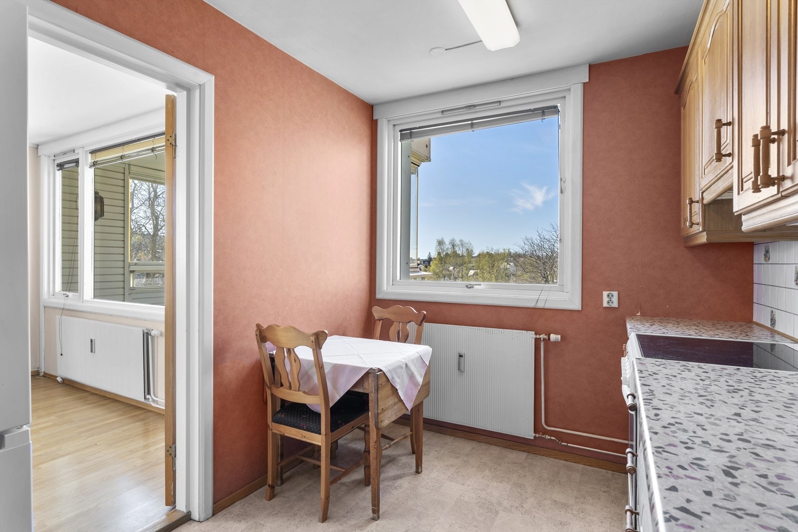 Plass til spisebord ved vinduet gir et naturlig frokostområde. Galleribilde