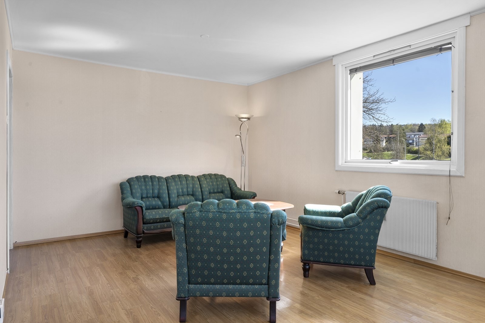Store vindusflater sikrer godt med naturlig lysinnslipp i oppholdsrommet. Galleribilde