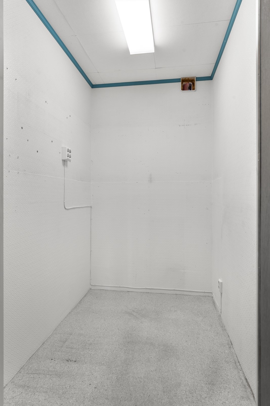 Leiligheten disponerer en innvendig bod og en kjellerbod merket nummer 215, som gir ekstra oppbevaringsplass. Galleribilde