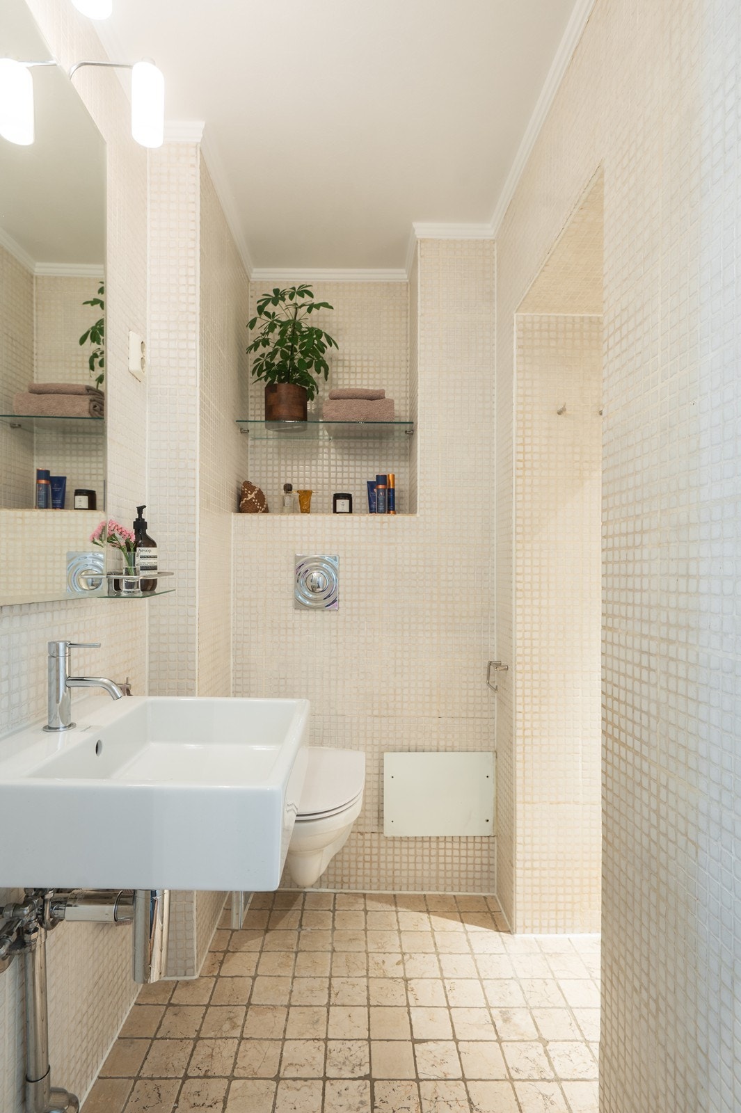 Flislagt bad med downlights i himling og gulvvarme Galleribilde