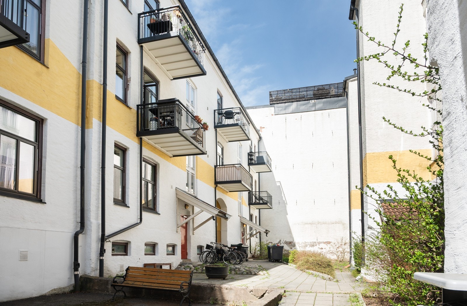 Bakgård Galleribilde
