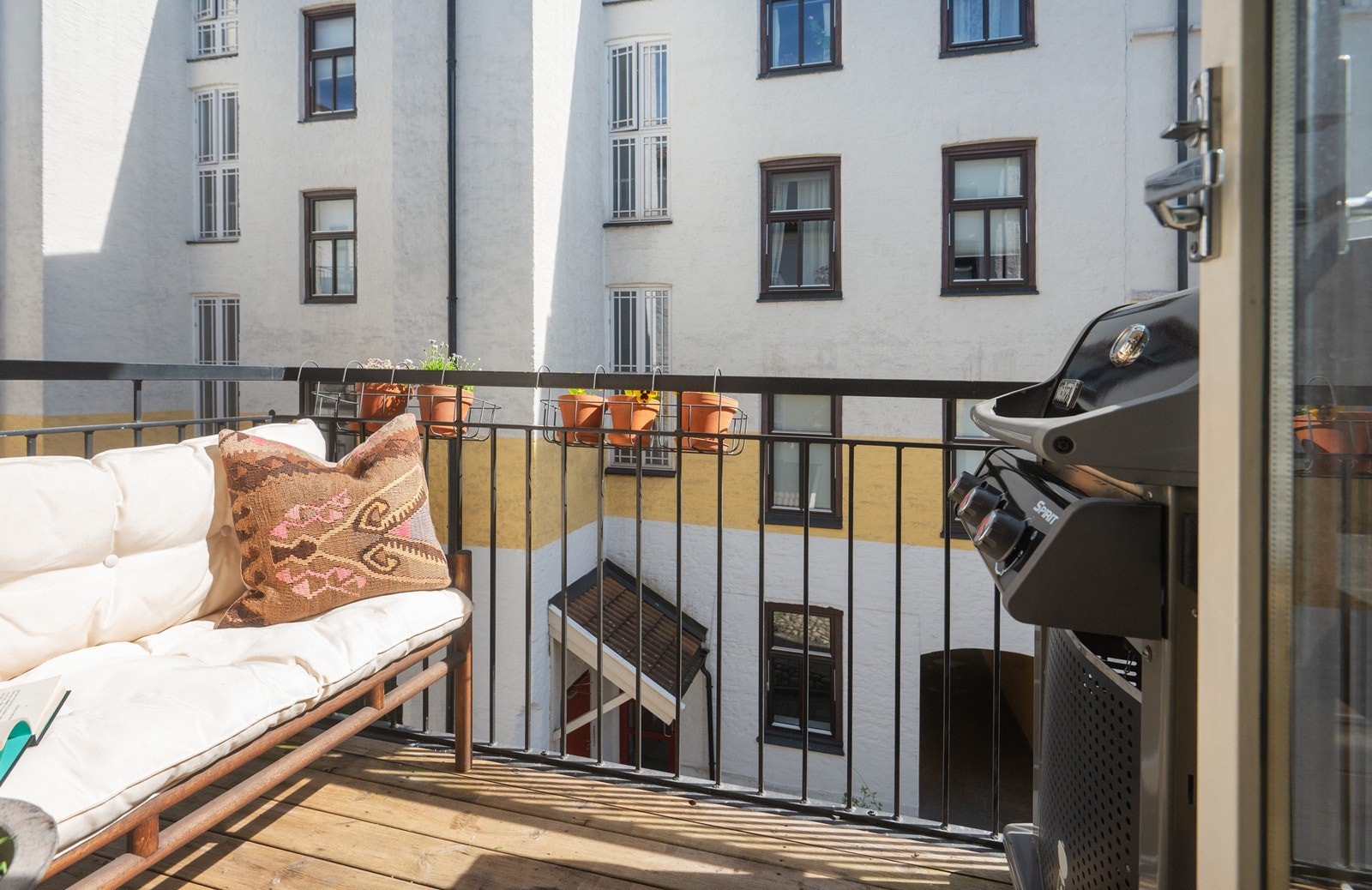 Balkongen er solrik med plass til hyggelig utemøblement og grill Galleribilde