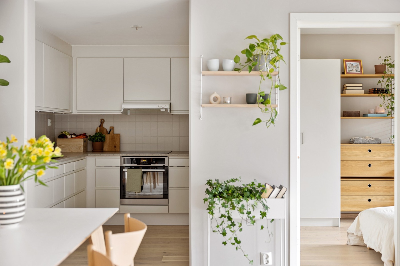 Kjøkkenet ligger i en fin delvis åpen løsning med stuen, naturlig adskilt, men likevel åpent og sosialt. Galleribilde