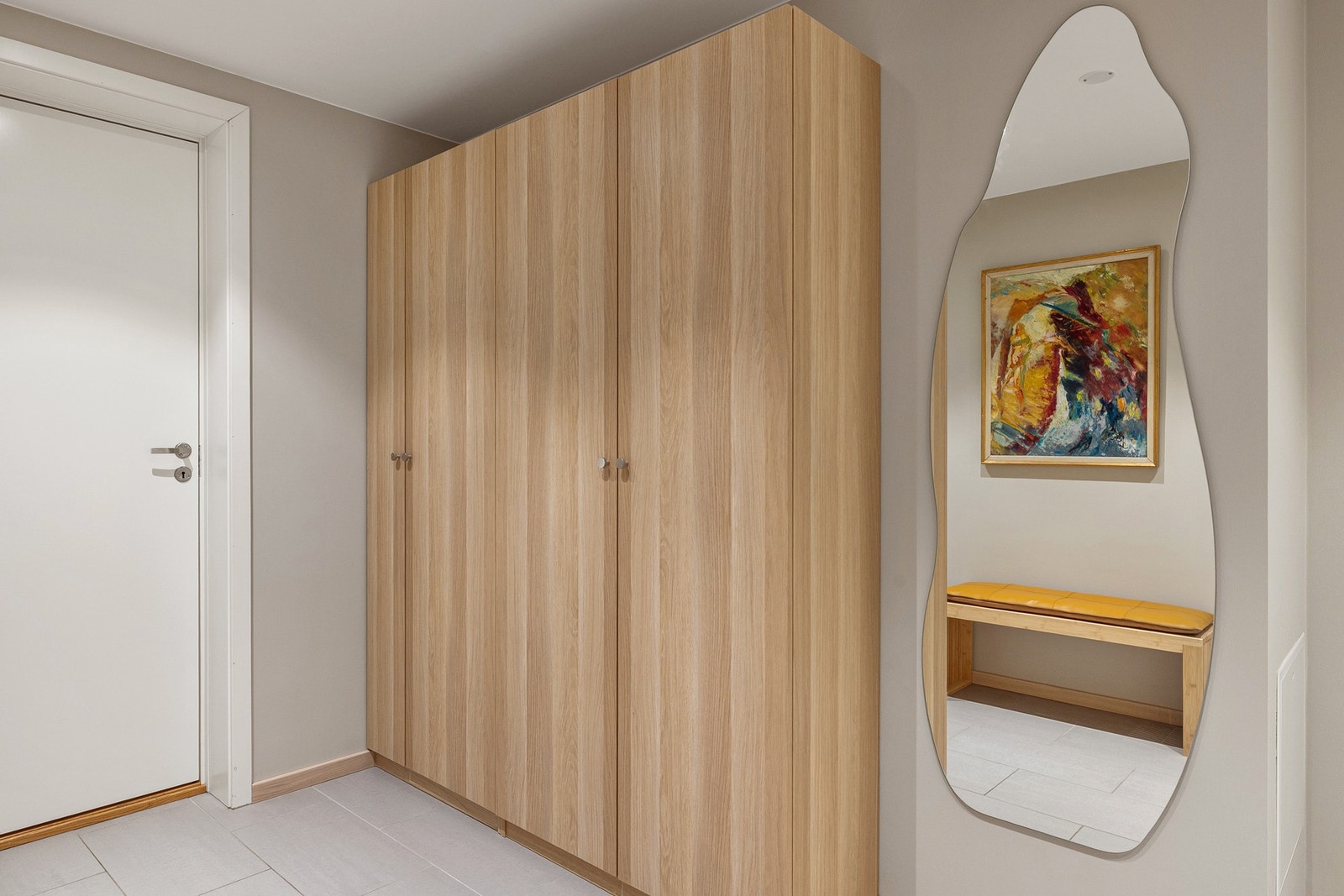 I entréen har du god plass til sko og yttertøy i flere garderobeskap som medfølger i handelen. Galleribilde
