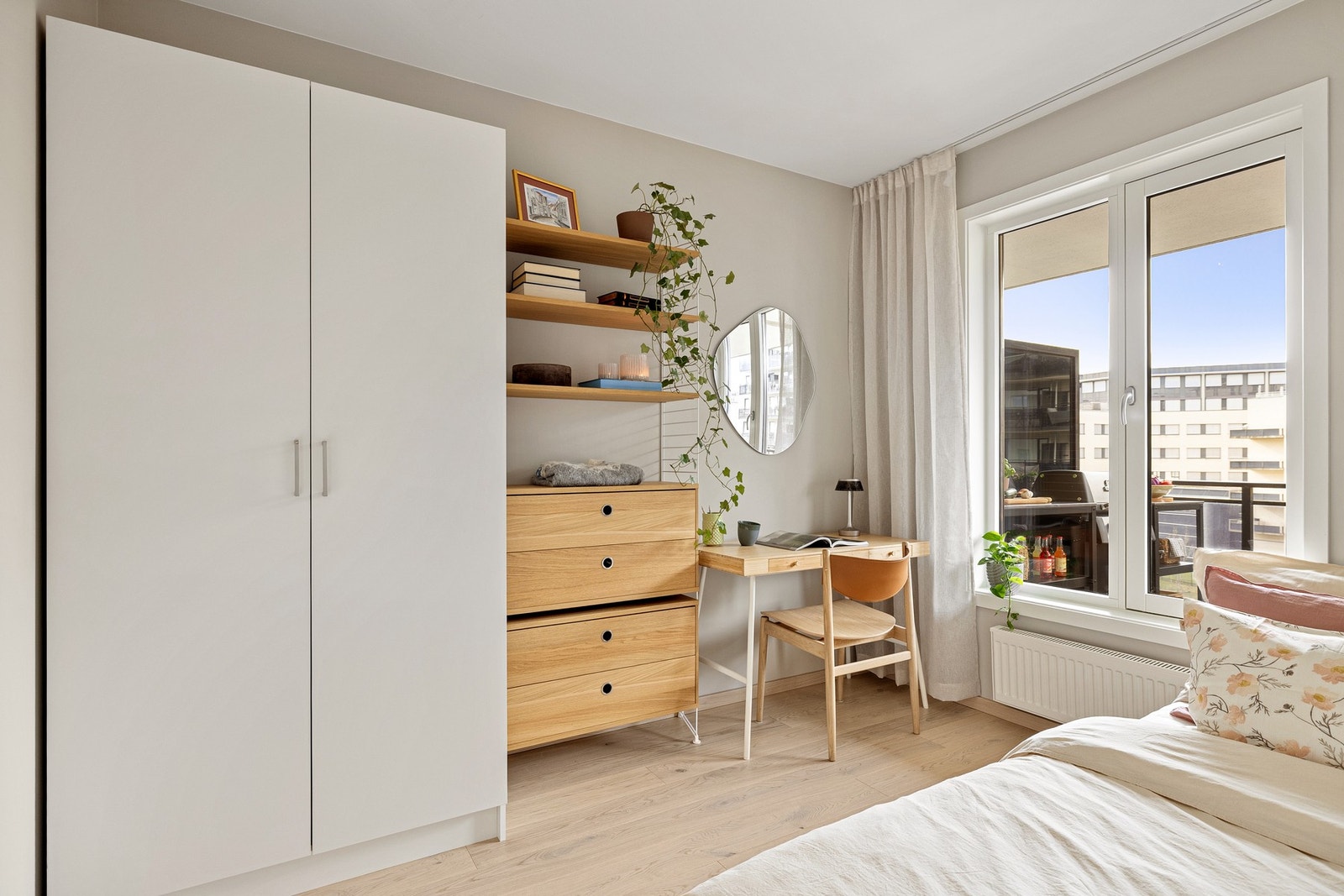 Soverom 2 er et lyst og fint rom som i dag er innredet med gjesteseng og kontorplass. Det er også oppbevaringsplass i medfølgende garderobeskap. Galleribilde