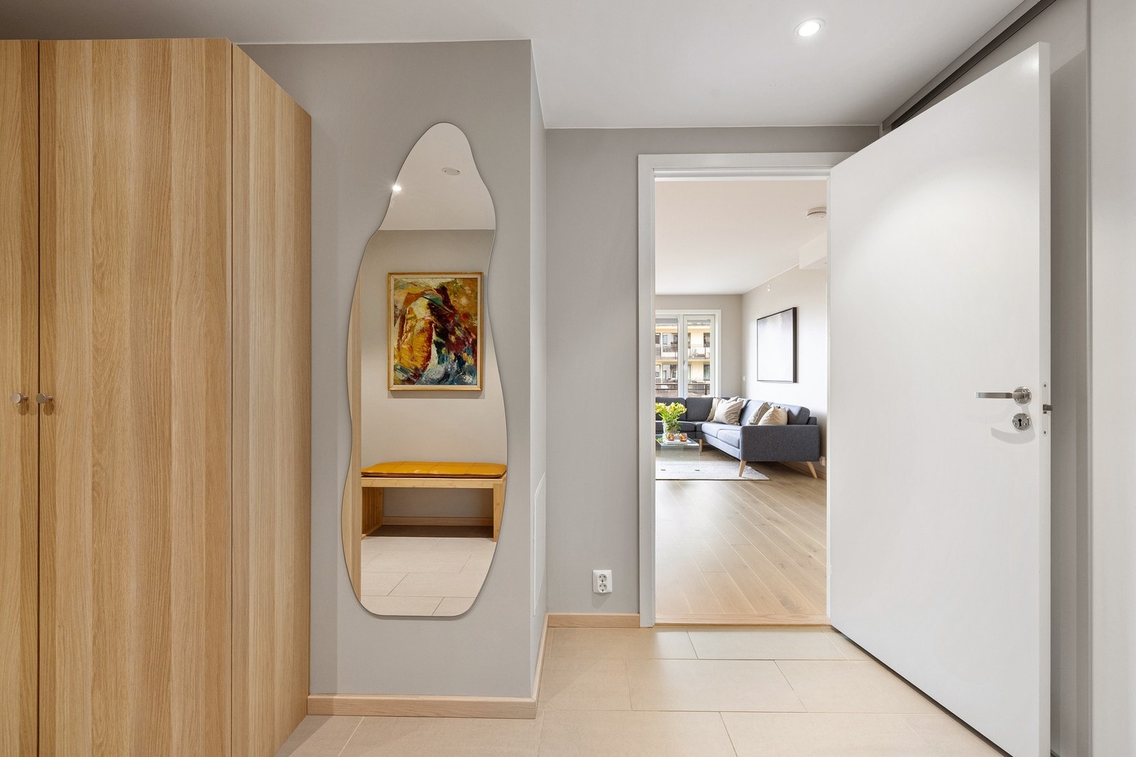 Du ønskes velkommen inn i en lys og praktisk entré av god størrelse. Galleribilde