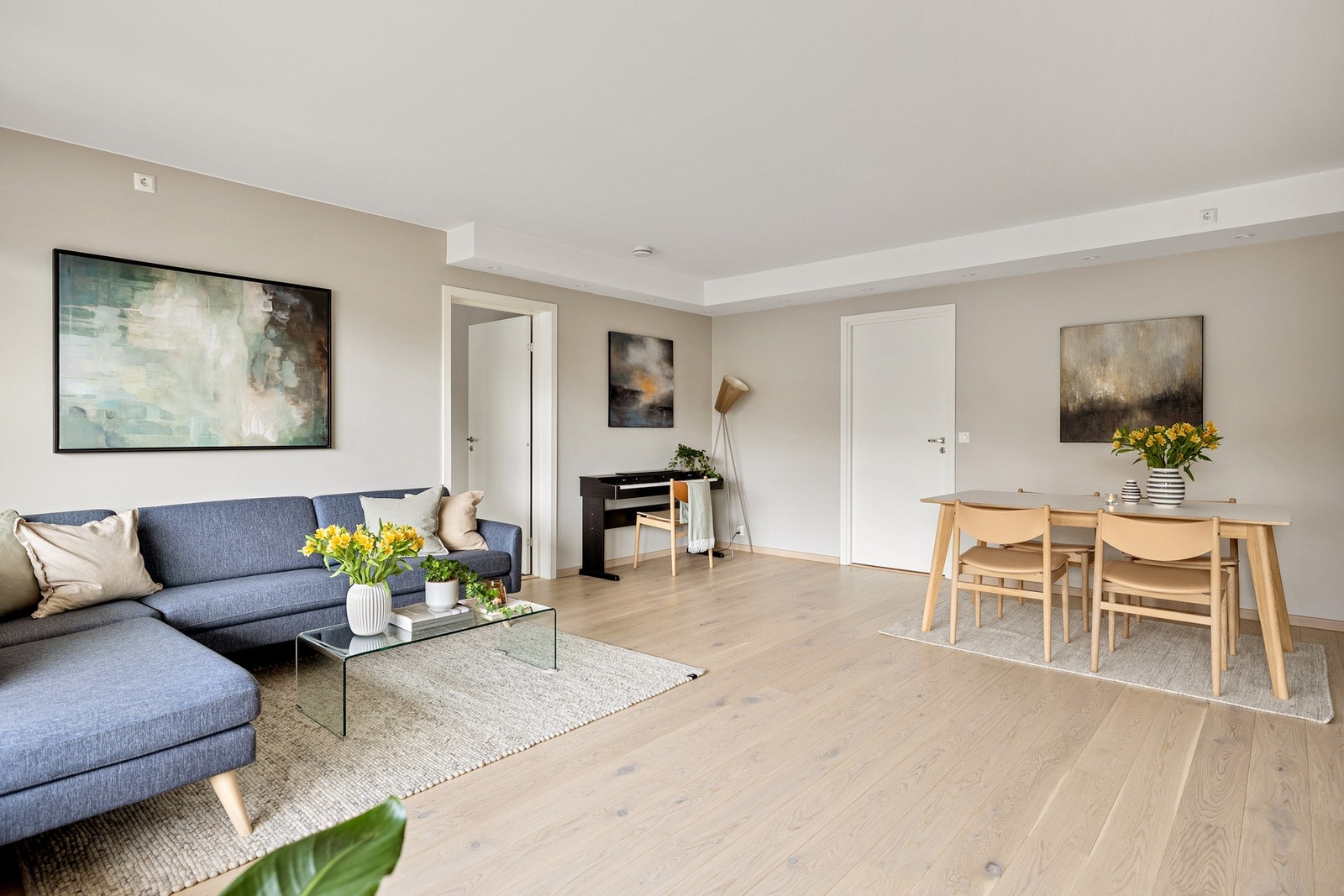 Stuen er romslig med god plass til både sofagruppe med salongbord, et stort spisebord og annet ønskelig møblement. Galleribilde