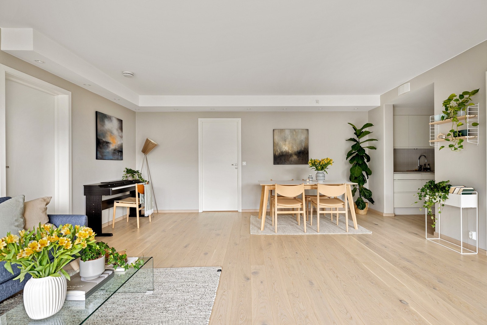 I stuen er det downlightskasser i himlingen som gir fin stemning på kveldstid. Galleribilde