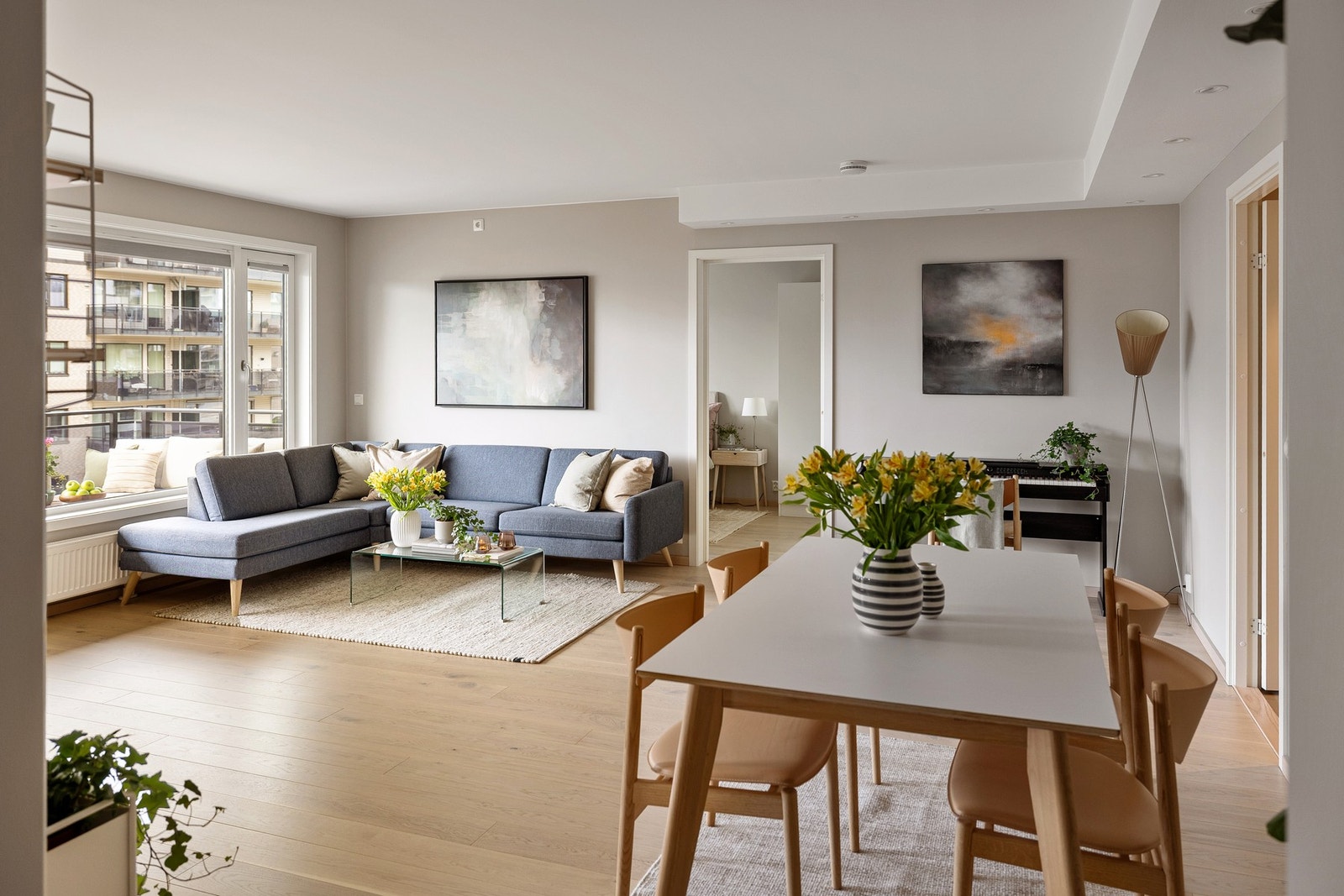 En stor, lys og moderne 3-roms selveierleilighet i et nyere bygg fra 2015. Galleribilde