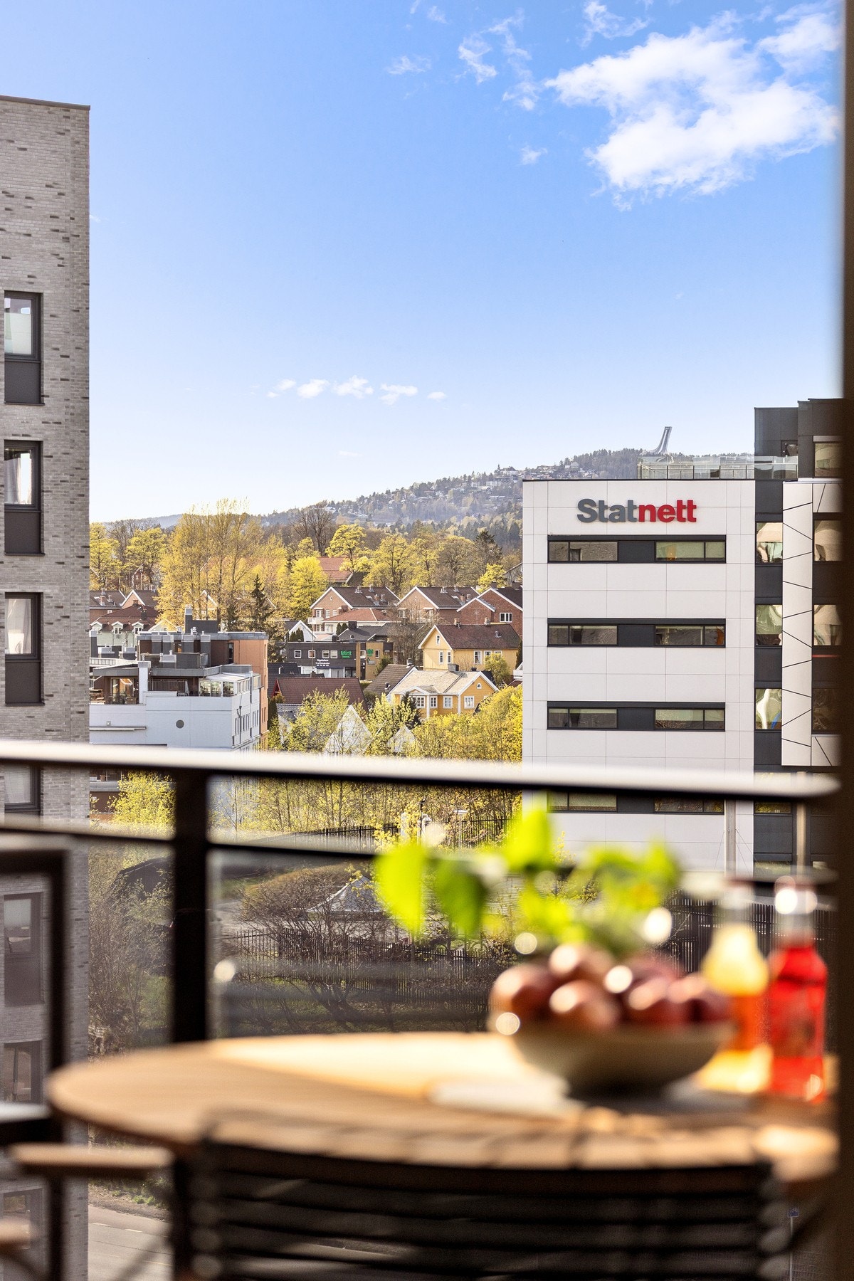 Fra balkongen er det fin utsikt mot Holmenkollen. Galleribilde