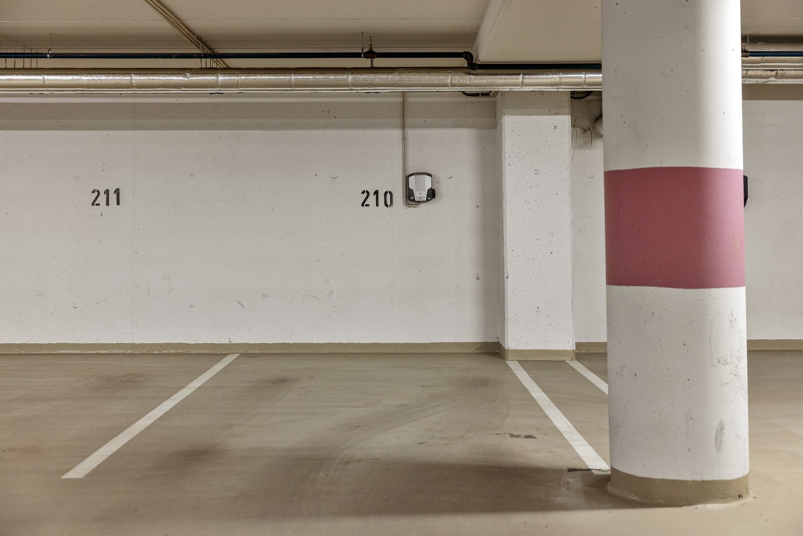 Leiligheten disponerer en garasjeplass med elbil-lader i felles garasjeanlegg i kjelleren. Garasjeplassen følger leiligheten. Garasjeanlegget er organisert som et eget sameie "Lillohøyden Garasjesameie". Galleribilde