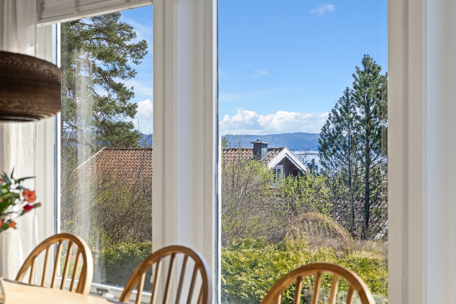 Hovedetasjen har nydelig fjordutsikt og utgang til uteplass både fra kjøkken og spisestue Galleribilde