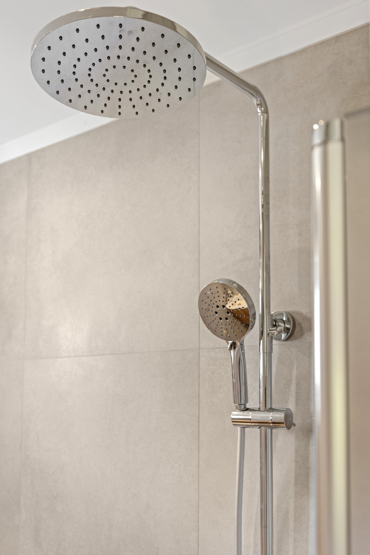 Badet er fra 2010, håndverker har lagt flis på flis i etterkant av befaring i 2026. Det er varmekabler i gulv Galleribilde
