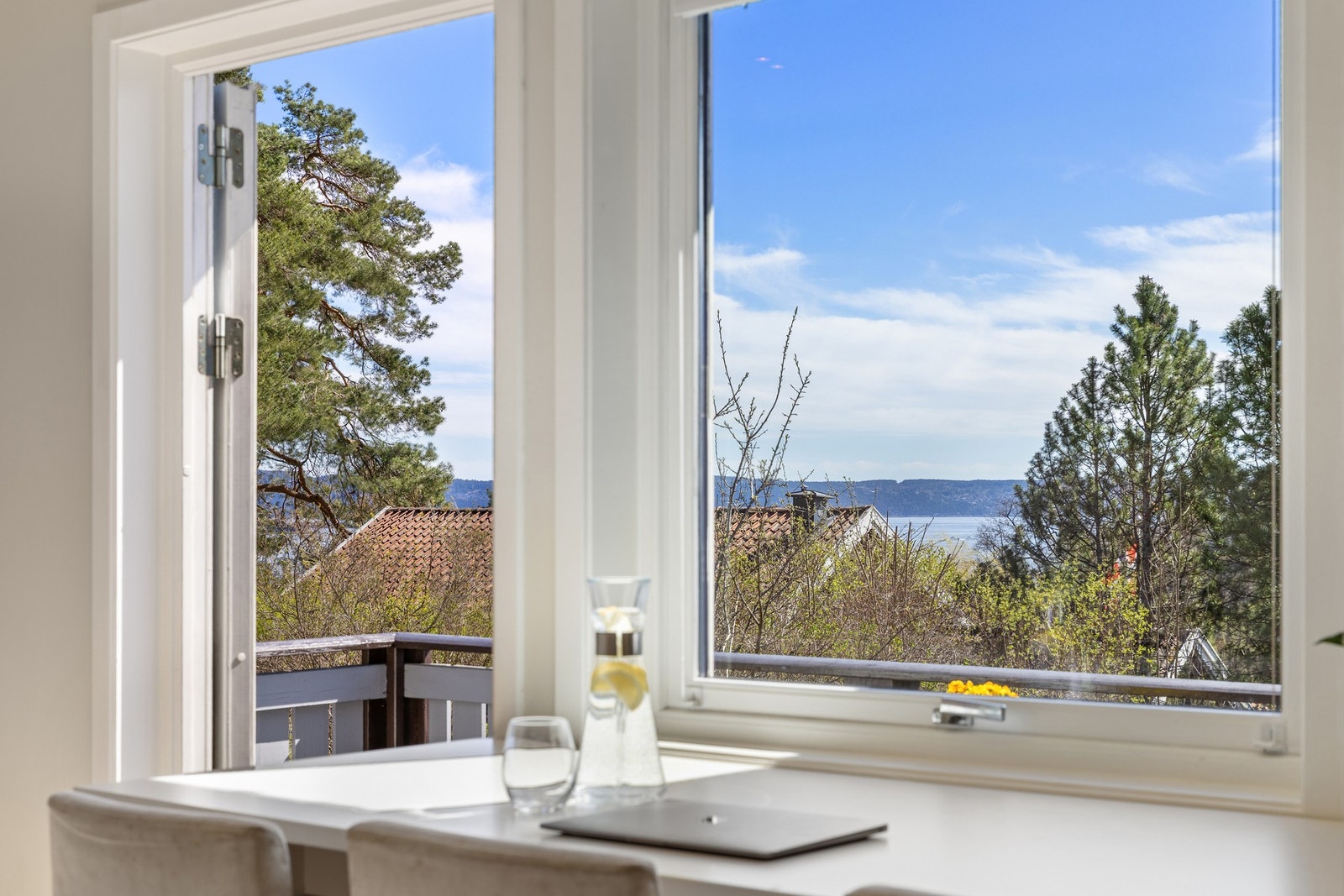 Spiseplassen foran vindusflaten gir nydelig fjordutsikt Galleribilde