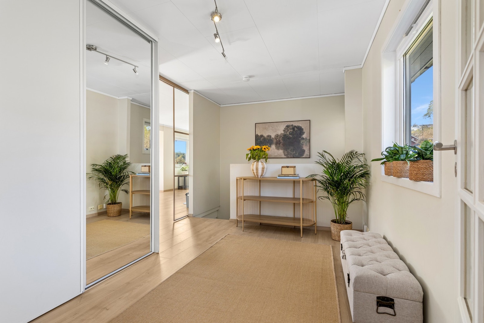 Hallen har oppbevaringsmuligheter i en stor skyvedørsgarderobe Galleribilde